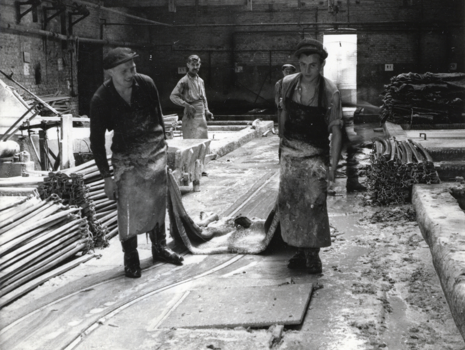 1946, Bauer Sándor, factory, apron, tanner, leather tanning, Fortepan #128525