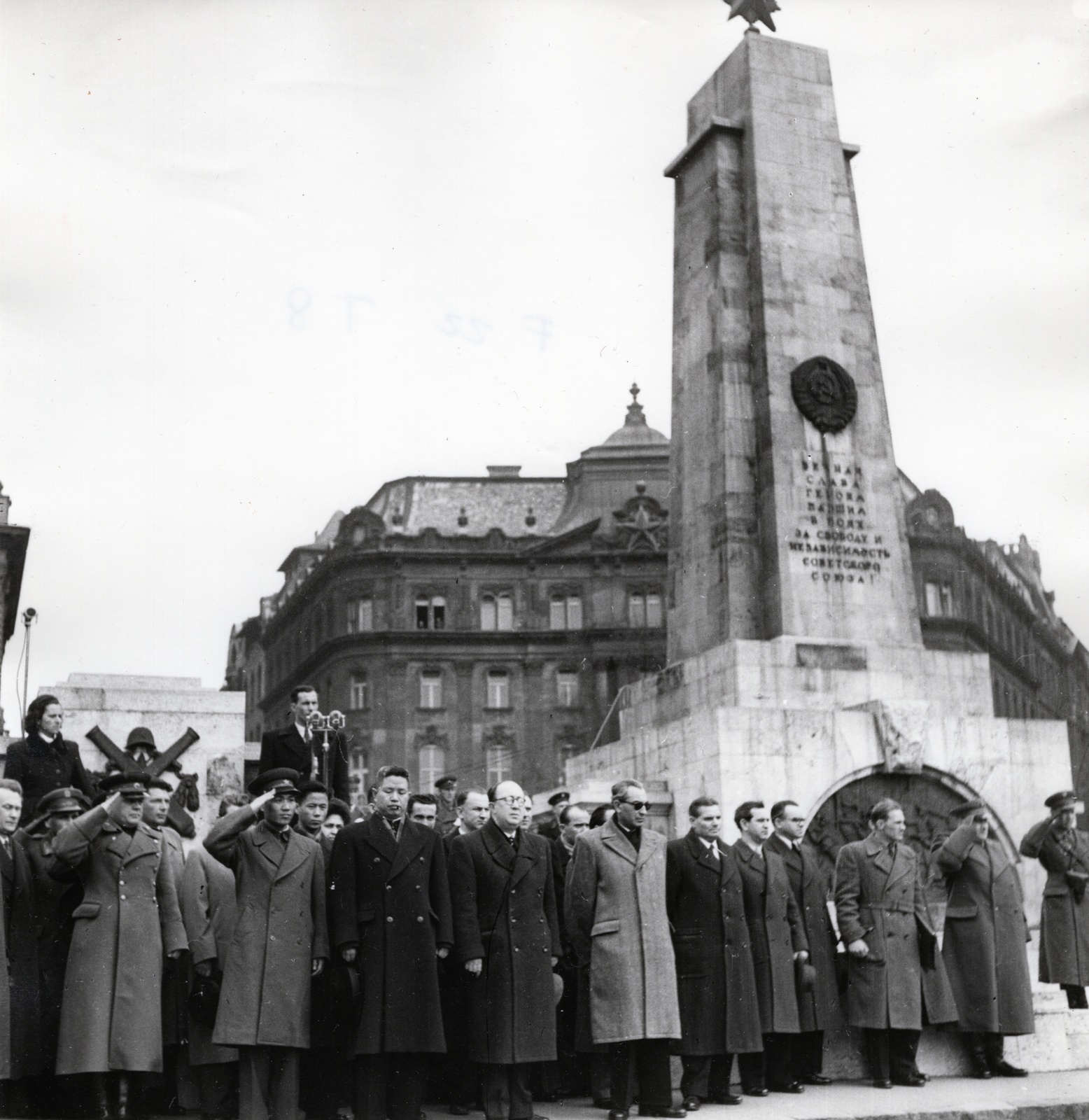 Hungary, Budapest V., Szabadság tér, szovjet emlékmű. Középen, világos kabátban Gerő Ernő, tőle balra Kiszeljov szovjet nagykövet, jobbra Dobi István, Apró Antal és Kis Károly., 1952, Bauer Sándor, uniform, microphone, salute, Soviet memorial, Budapest, Fortepan #128533