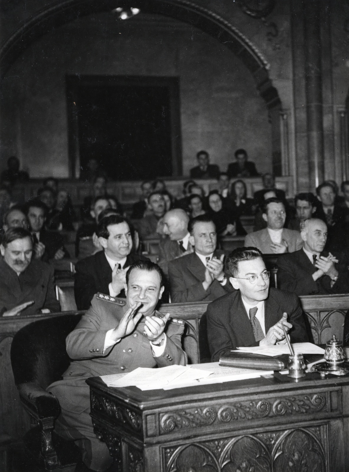 Magyarország, Budapest V., Parlament. Az első sorban balra Farkas Mihály, jobbra Révai József, a második sorban bal szélen Veres Péter, jobb szélen Harustyák József. A felvétel 1950. december 8-án készült., 1950, Bauer Sándor, országház, taps, Budapest, politikus, Fortepan #128546