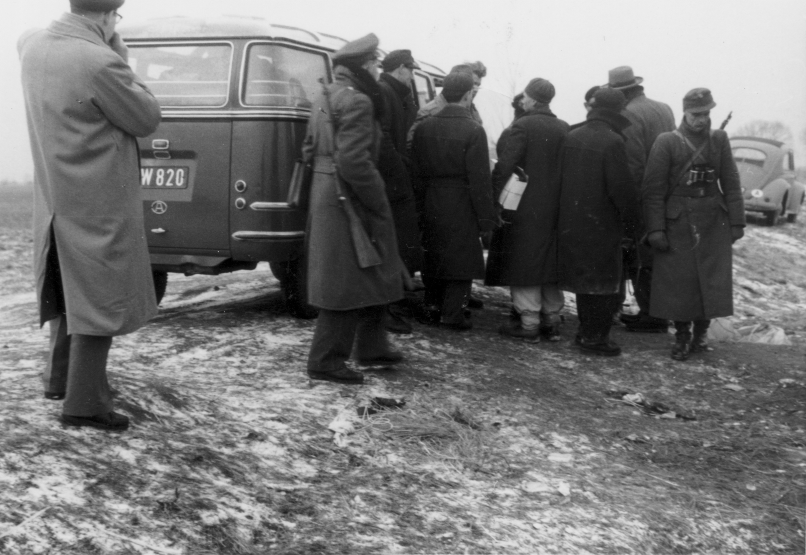 Austria, magyar menekültek és az öket fogadók az Európai Migráció Kormányközi Bizottságának (Intergovernmental Committee for European Migration, ICEM) mikrobuszánál., 1956, Kleyer Éva, Volkswagen-brand, Volkswagen Beetle, uniform, Fortepan #128553