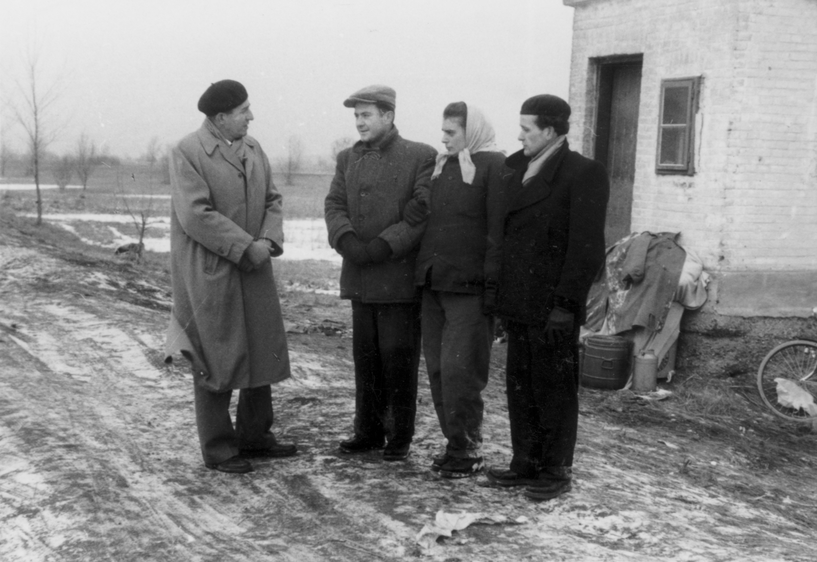 Austria, magyar menekültek és az öket fogadó Európai Migráció Kormányközi Bizottságának (Intergovernmental Committee for European Migration, ICEM) munkatársa., 1956, Kleyer Éva, talks, refugee, Fortepan #128561