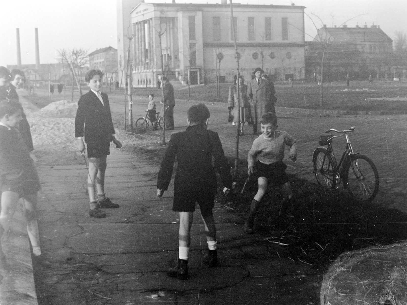 Hungary, Budapest XIII., Újpesti rakpart az Ipoly utca és a Gogol utca között., 1953, Szent-tamási Mihály, bicycle, kids, Budapest, Fortepan #12858