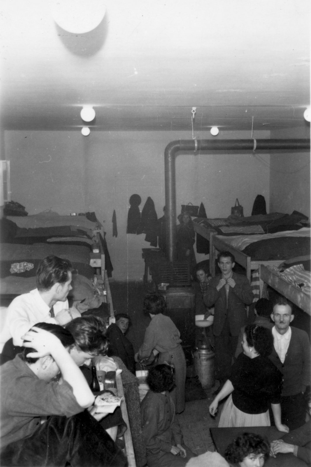 Austria, magyar menekültek a befogadó állomáson., 1956, Kleyer Éva, lodging, bunk bed, Fortepan #128580
