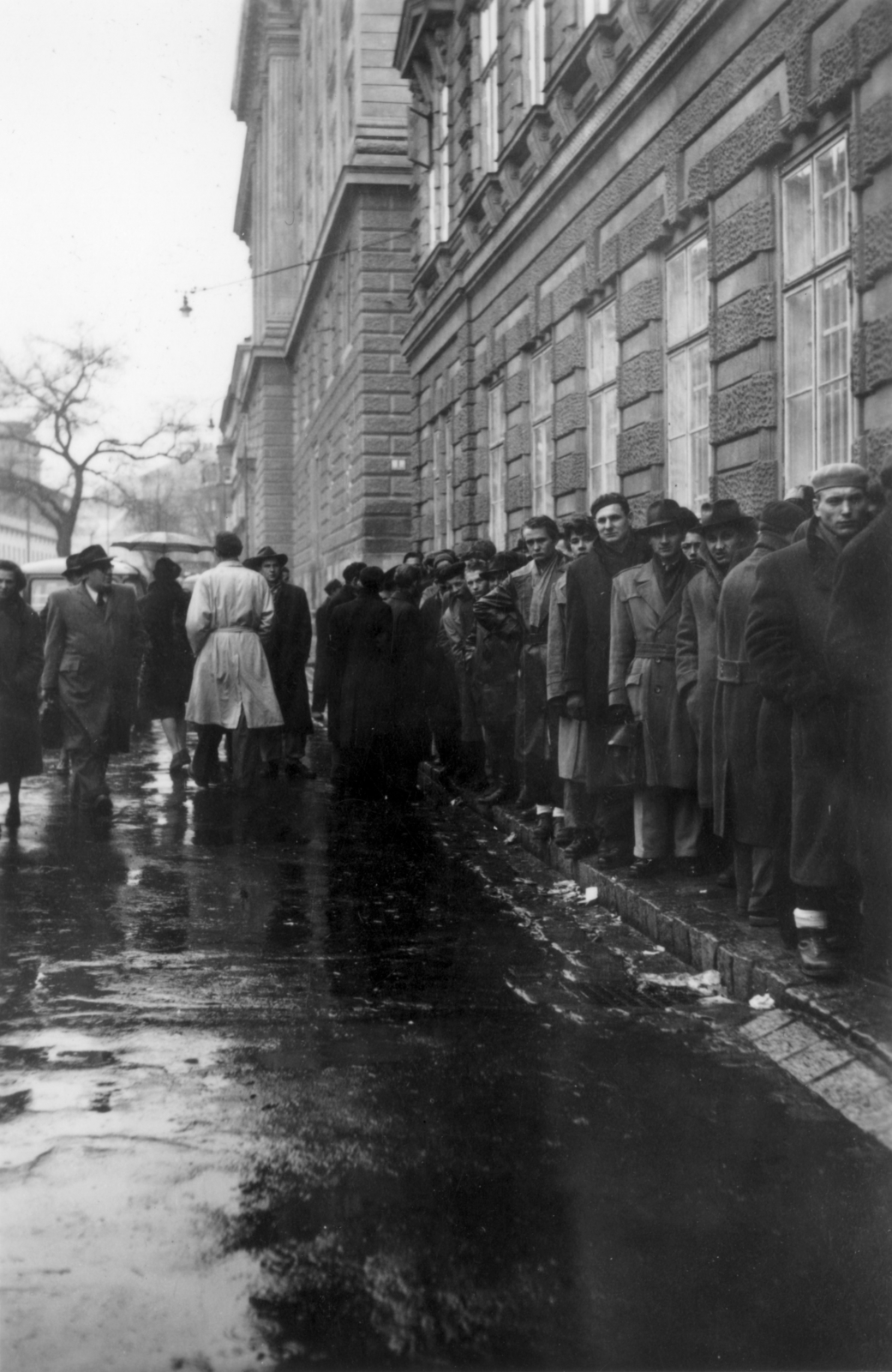 Austria, Vienna, magyar menekültek állnak sorba a Friedrich-Schmidt-Platz 4. számú épület előtt. A sor hátsó végénél a Schmidgasse torkolata., 1956, Kleyer Éva, standing in line, Fortepan #128582