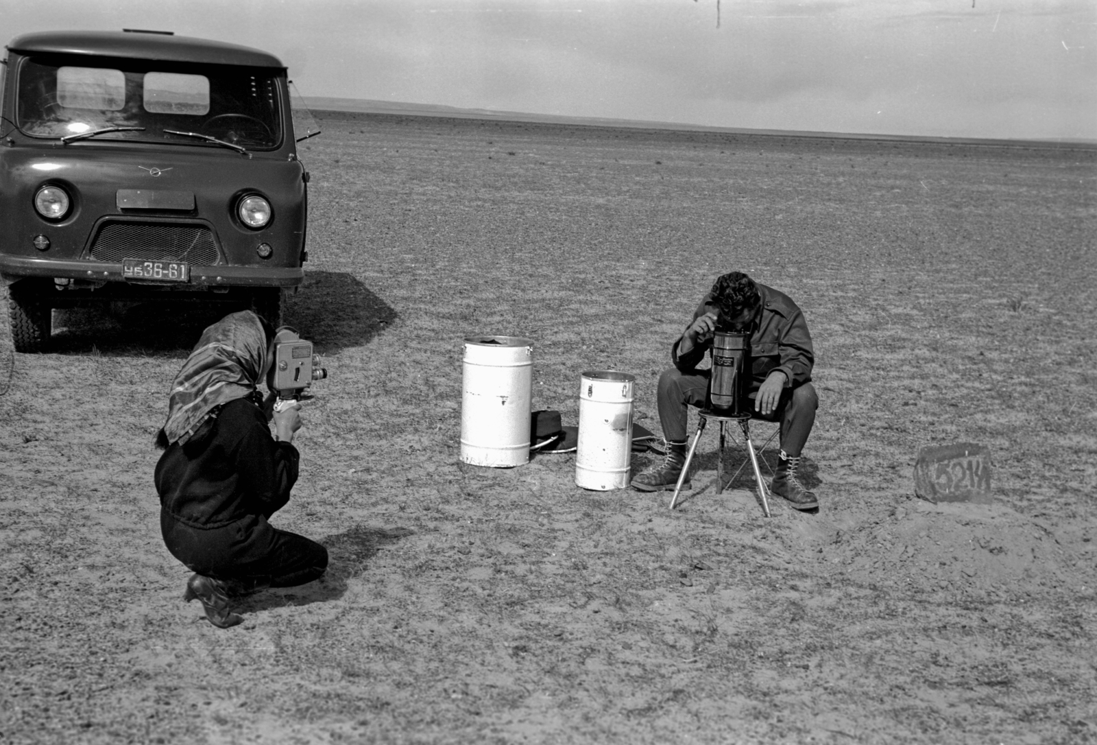 Mongolia, 1969, Bagi Gábor, Bagi Róbert, filming, movie camera, measuring point, gravity survey, Fortepan #128615