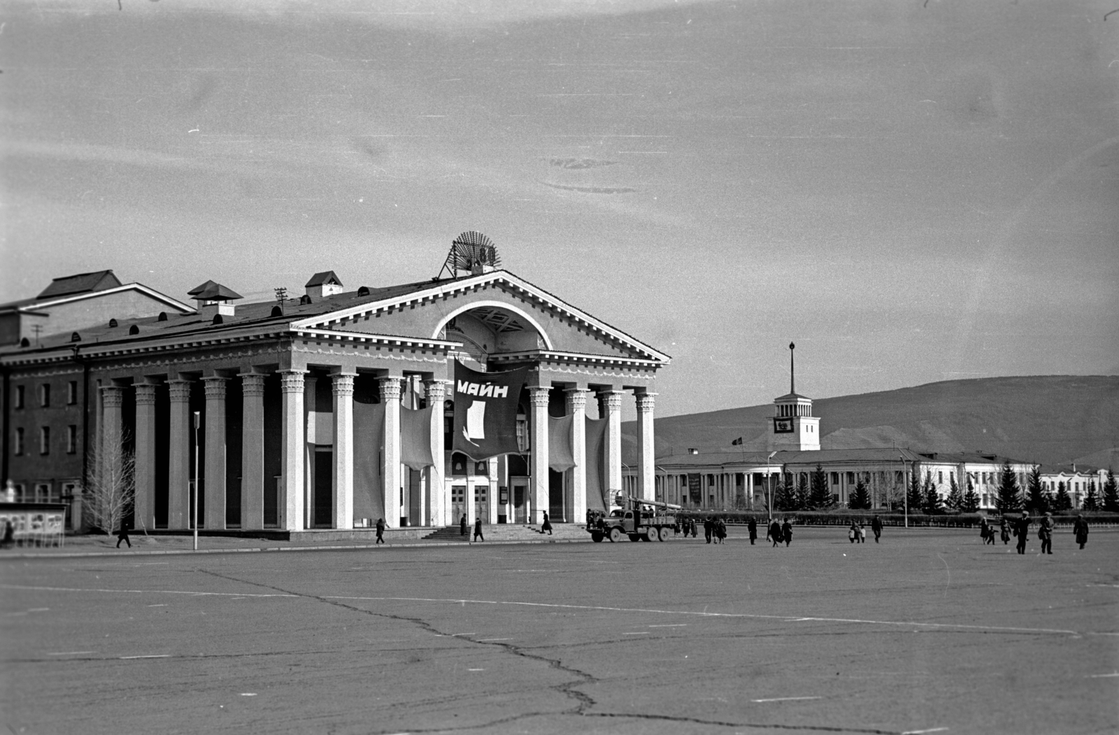 Mongolia, Ulánbátor, Szukhbátor tér, balra az Operaház., 1969, Bagi Gábor, Bagi Róbert, commercial vehicle, theater, 1st of May parade, Fortepan #128630