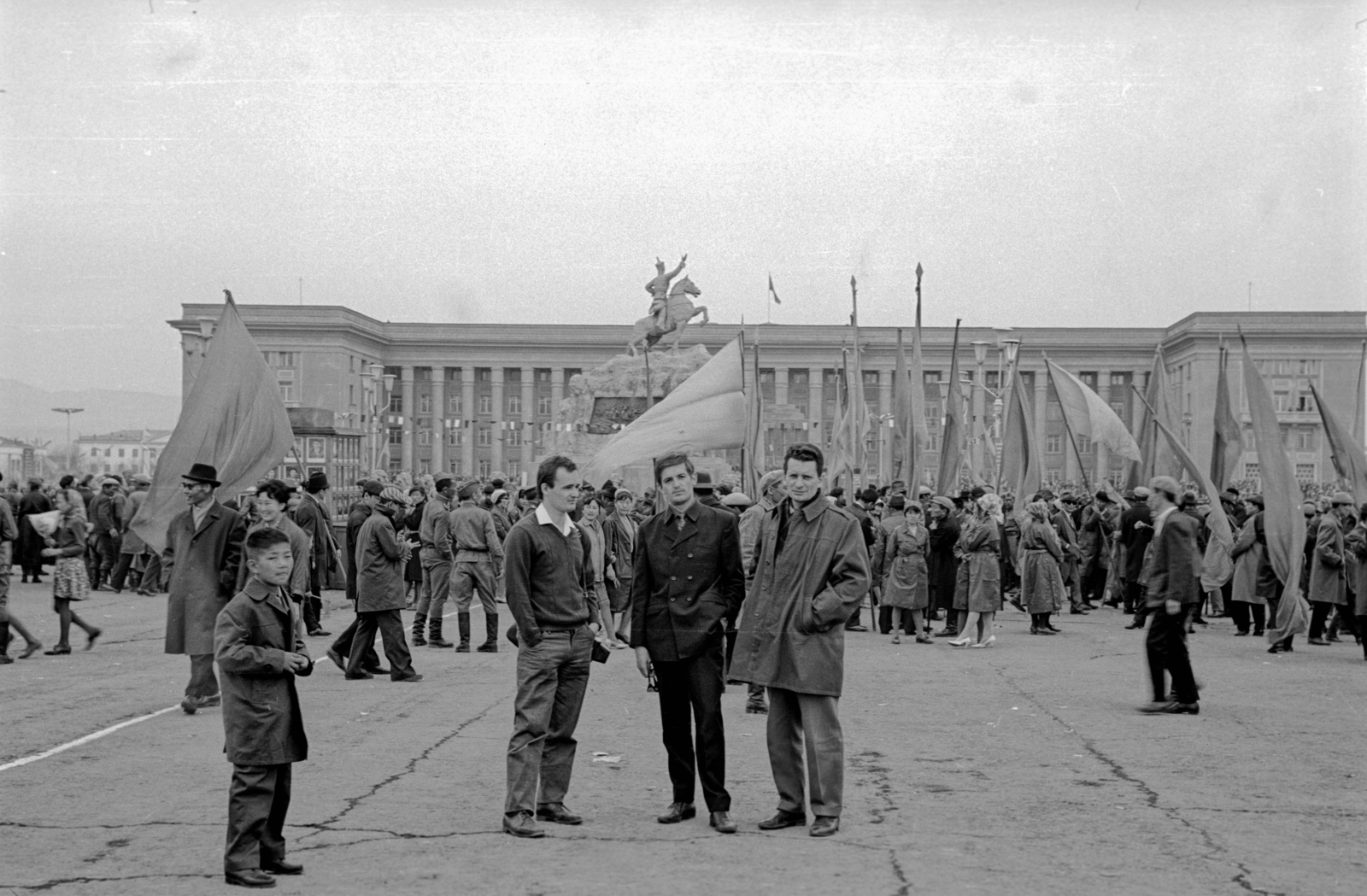 Mongolia, Ulánbátor, 1969, Bagi Gábor, Bagi Róbert, flag, sculpture, 1st of May parade, camera, horse sculpture, Fortepan #128634