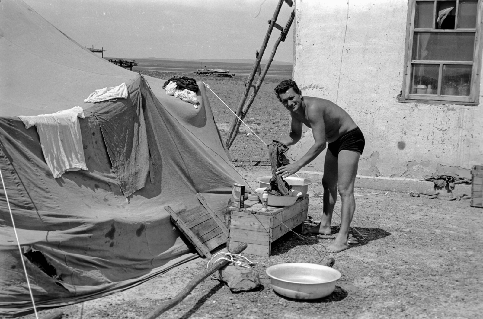 Mongolia, 1969, Bagi Gábor, Bagi Róbert, washing, hanging clothes, Fortepan #128645