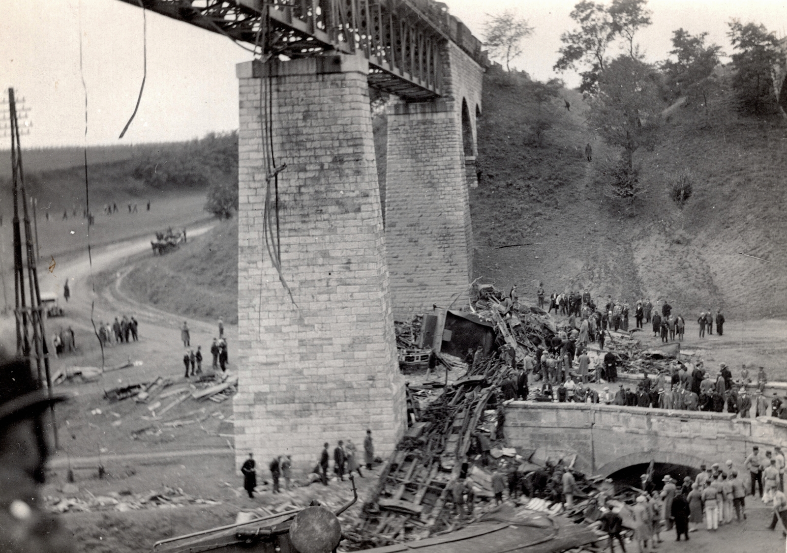 Magyarország, Biatorbágy, a felvétel a vasúti viaduktnál az 1931. szeptember 13-i merénylet után készült., 1931, Becker György, járműroncs, Fortepan #128670