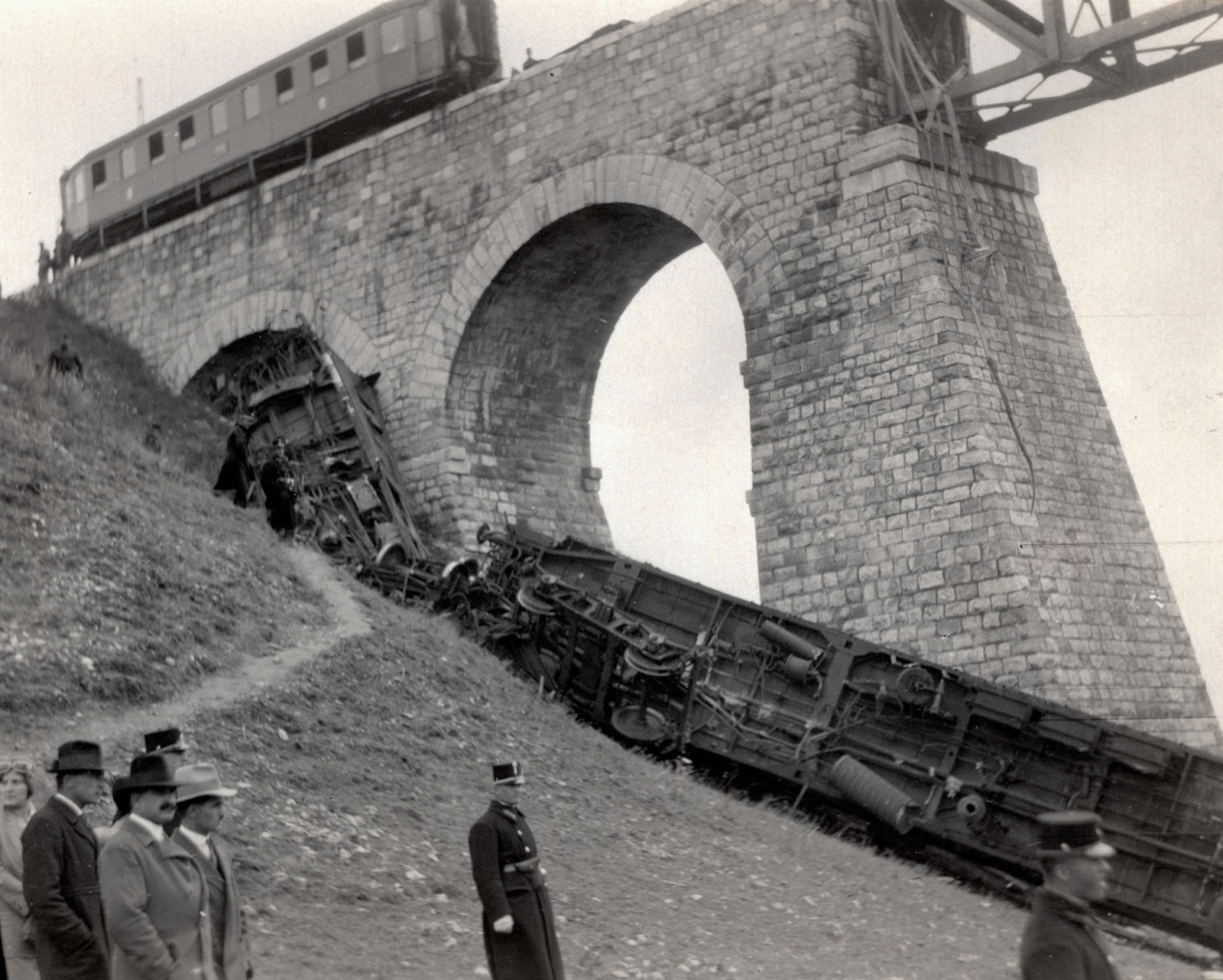 Hungary, Biatorbágy, a felvétel a vasúti viaduktnál az 1931. szeptember 13-i merénylet után készült., 1931, Becker György, cop, wreck, Fortepan #128671