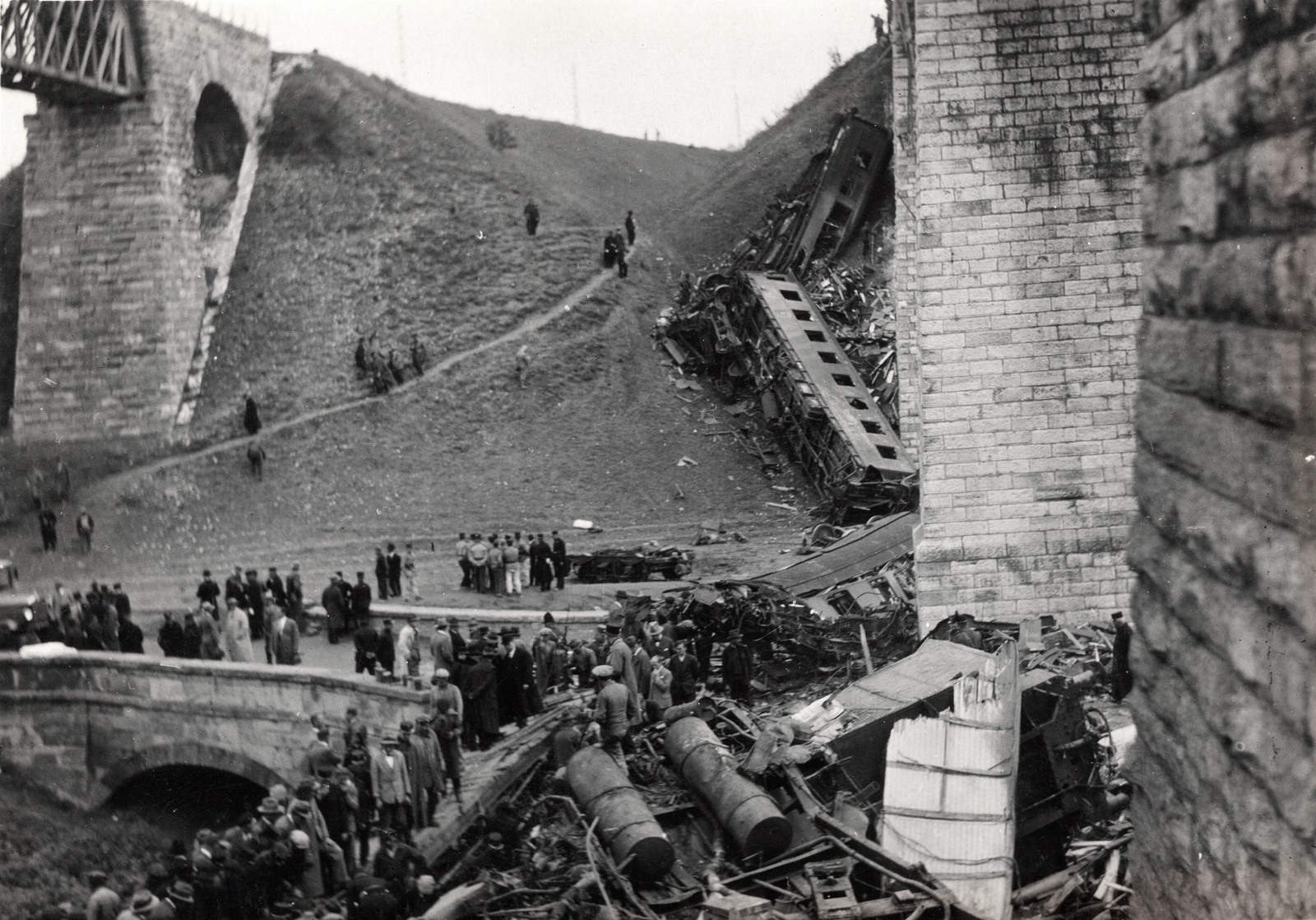 Magyarország, Biatorbágy, a felvétel a vasúti viaduktnál az 1931. szeptember 13-i merénylet után készült., 1931, Becker György, gőzmozdony, járműroncs, Fortepan #128673