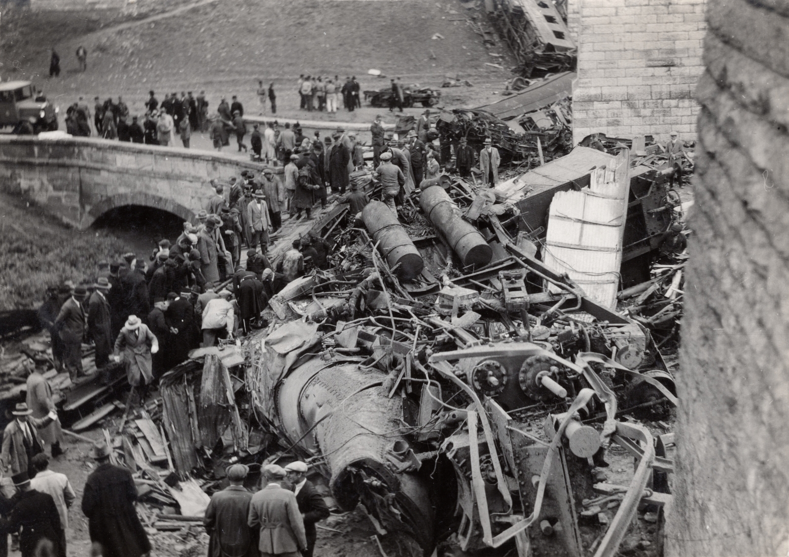 Magyarország, Biatorbágy, a felvétel a vasúti viaduktnál az 1931. szeptember 13-i merénylet után készült., 1931, Becker György, gőzmozdony, járműroncs, Fortepan #128674