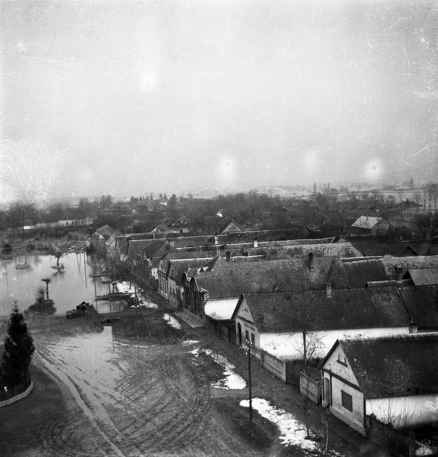 Hungary, Sióagárd, Kossuth utca, a felvétel az 1956. márciusi jeges árvíz után a Nepomuki Szent János-templom tornyából készült., 1956, Borbély Éva, photo aspect ratio: square, picture, house, Fortepan #128682