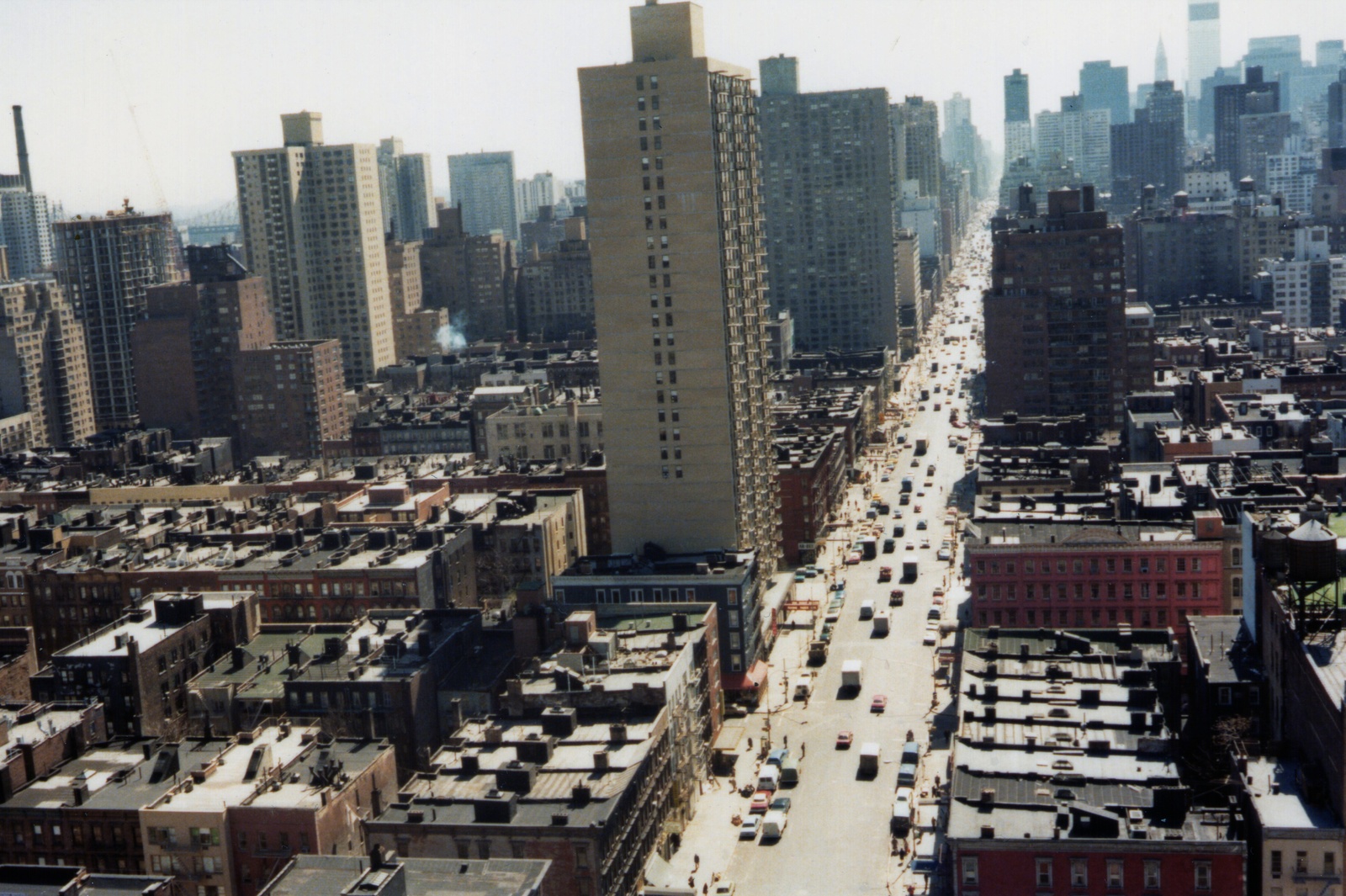 Amerikai Egyesült Államok, New York, a Keleti 87. utca 250. számú épületből a városközpont felé nézve., 1978, Csonka Sándor, színes, Fortepan #128694