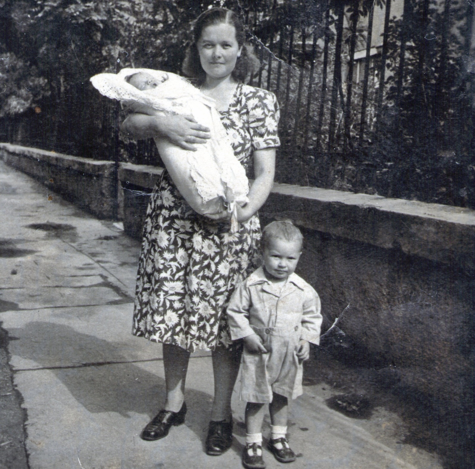 Hungary, Budapest XI., Himfy utca., 1949, Csonka Sándor, doll, brothers, Budapest, mother, Fortepan #128696