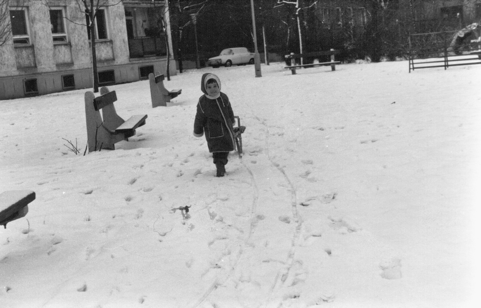 Hungary, Budapest IX., Toronyház utca., 1983, Csonka Sándor, snow, monkey bar, girl, sledge, bench, Budapest, hood, Fortepan #128699