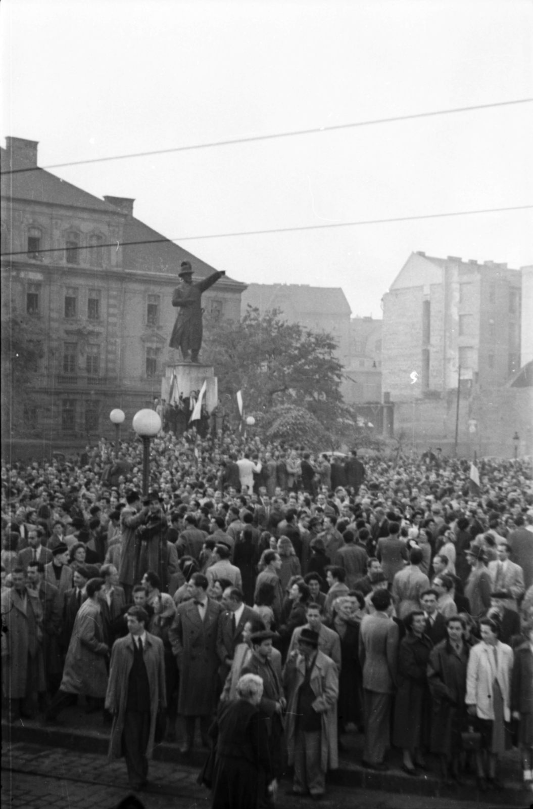 Hungary, Budapest II., Bem József tér, tüntetés 1956. október 23-án a Bem szobornál. Háttérben balra az egykori Radetzky laktanya., 1956, Faragó György, revolution, Budapest, Fortepan #128726