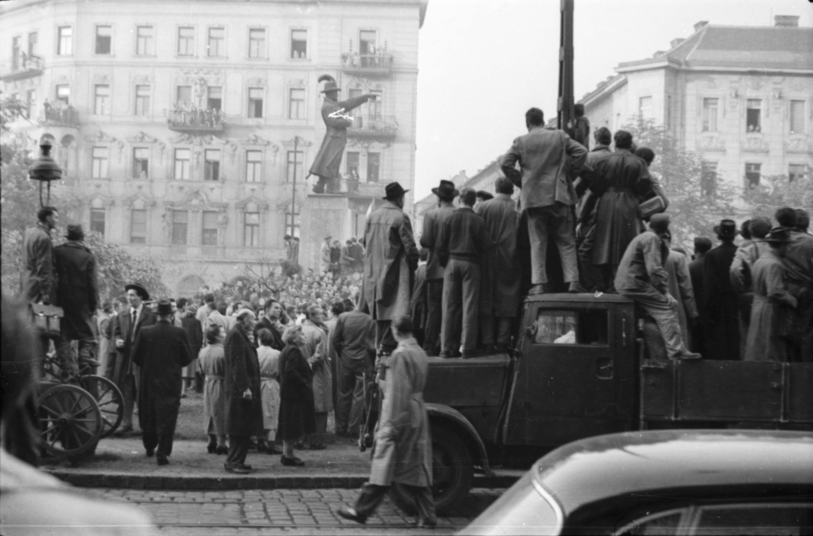 Hungary, Budapest II., Bem József tér, tüntetés 1956. október 23-án a Bem szobornál. Háttérben a Lipthay utca., 1956, Faragó György, revolution, Budapest, Fortepan #128728