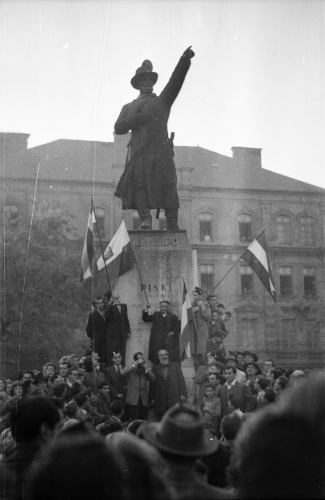 Magyarország, Budapest II., Bem József tér, tüntetés 1956. október 23-án a Bem szobornál. Háttérben az egykori Radetzky laktanya., 1956, Faragó György, forradalom, Budapest, Fortepan #128730