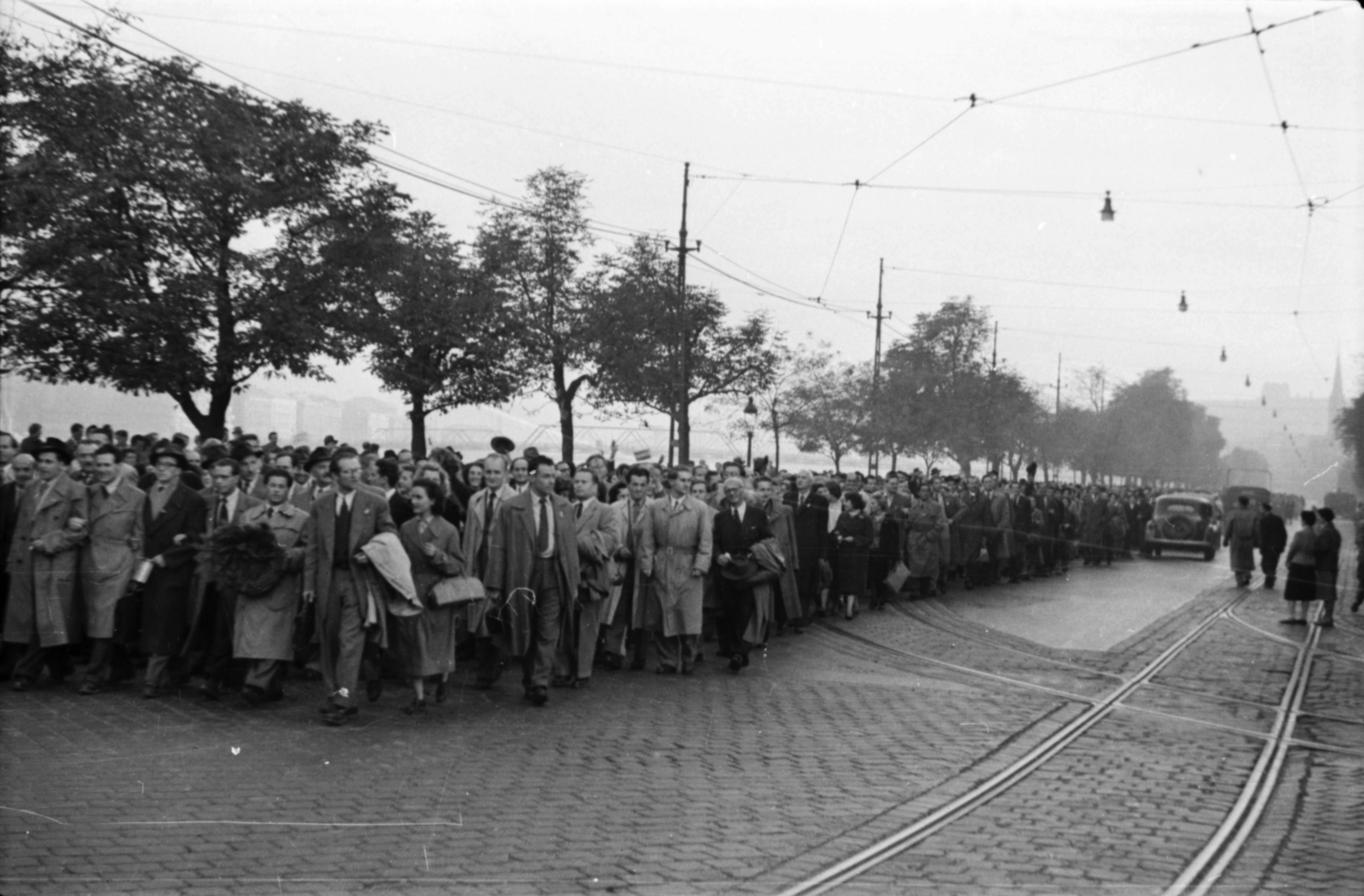 Hungary, Budapest II., Bem rakpart, tüntetők vonulnak a Bem József tér felé 1956. október 23--án., 1956, Faragó György, revolution, Budapest, Fortepan #128731