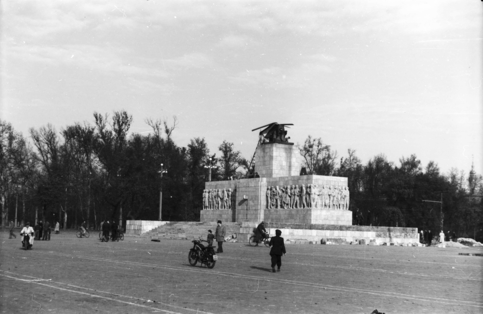 Hungary, Budapest XIV., Ötvenhatosok tere (Sztálin tér), a Sztálin szobor maradványa., 1956, Faragó György, revolution, Budapest, damaged artefact, Fortepan #128745