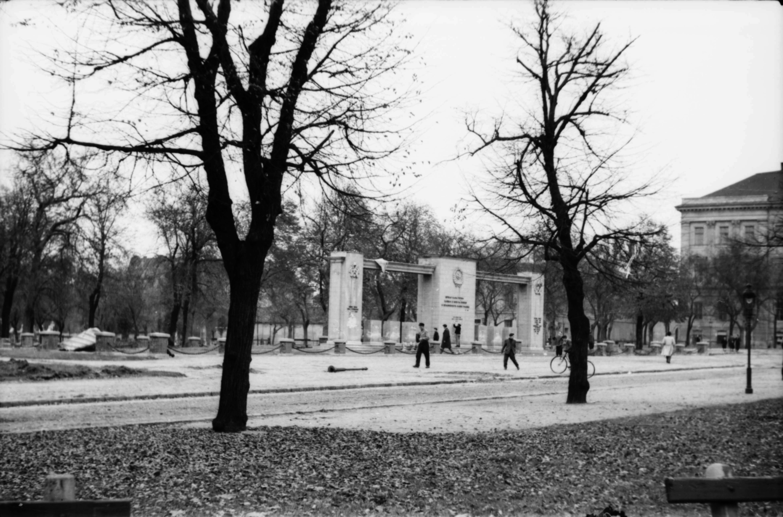 Hungary, Budapest VIII., Ludovika (Néphadsereg) tér, a forradalom alatt megrongálódott szovjet hősi emlékmű a Kossuth Tüzértiszti Iskola (később Nemzeti Közszolgálati Egyetem) előtt., 1956, Faragó György, revolution, Budapest, Fortepan #128746