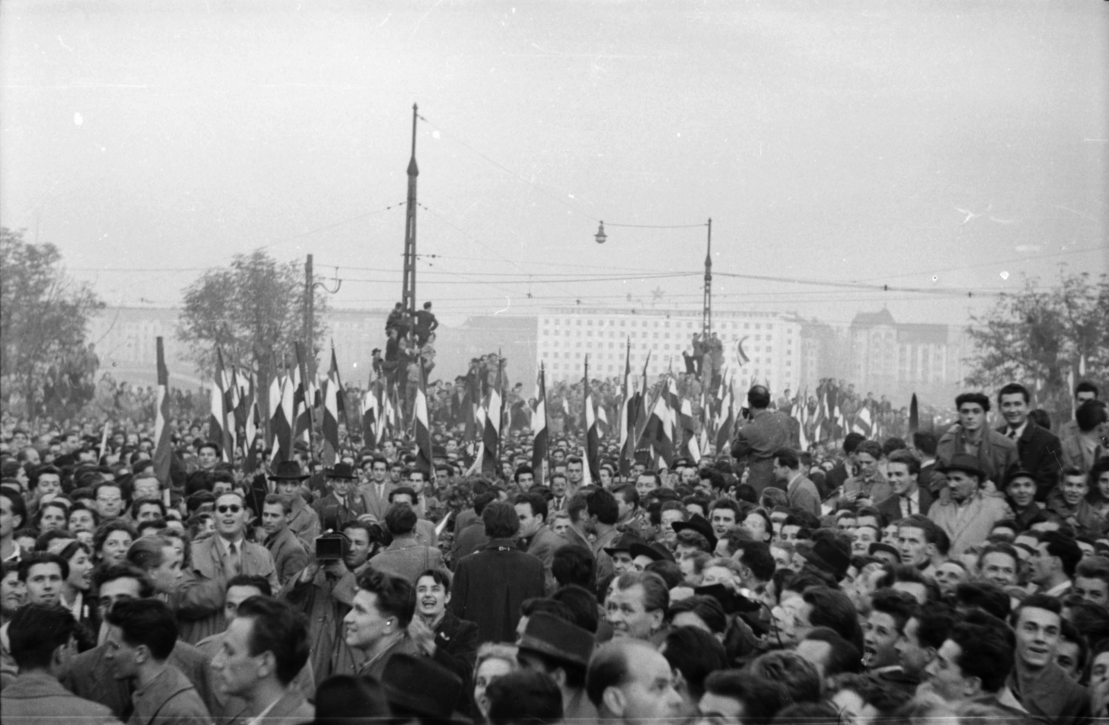 Hungary, Budapest II., Bem József tér, tüntetés 1956. október 23-án a Bem szobornál. Háttérben az ÁVH egykori, ekkor már a BM-hez tartozó épülete, a mai Képviselői Irodaház ("Fehér Ház")., 1956, Faragó György, revolution, Budapest, Fortepan #128749