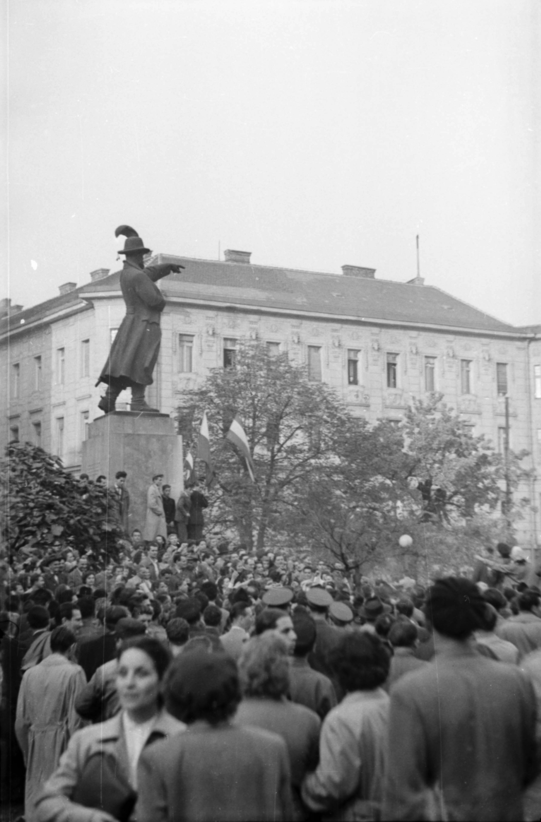 Magyarország, Budapest II., Bem József tér, tüntetés 1956. október 23-án a Bem szobornál., 1956, Faragó György, forradalom, Budapest, Fortepan #128750