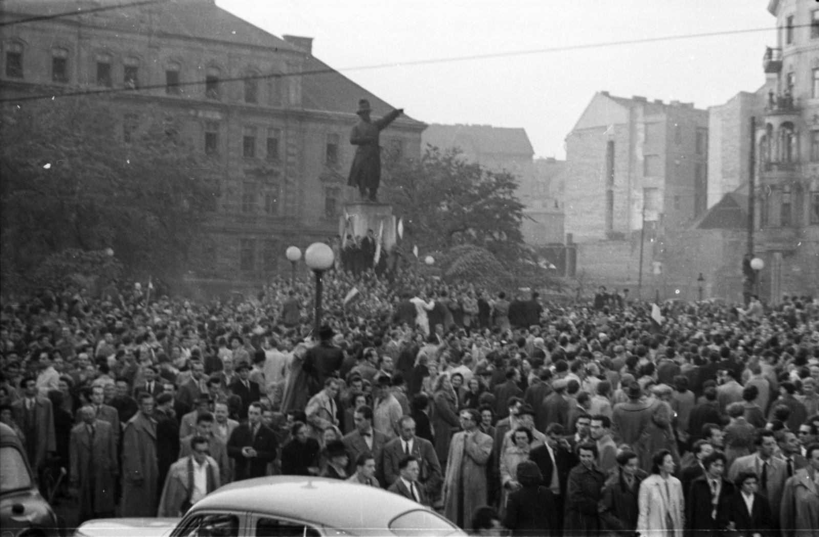 Hungary, Budapest II., Bem József tér, tüntetés 1956. október 23-án a Bem szobornál. Háttérben az egykori Radetzky laktanya., 1956, Faragó György, revolution, Budapest, Fortepan #128753