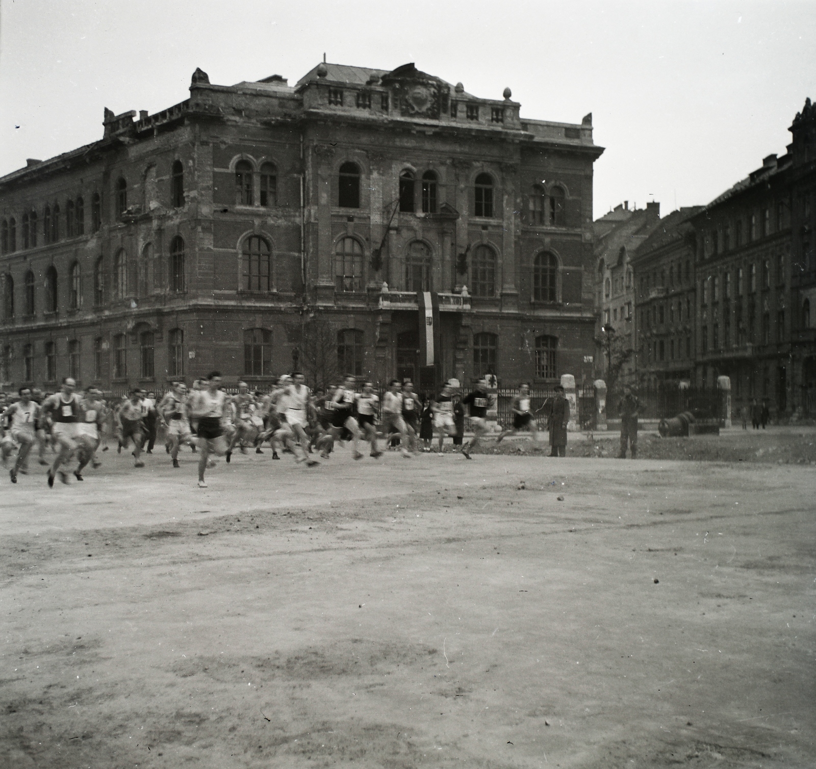 Hungary, Budapest XI., Szent Gellért tér, szemben a Műegyetem rakpart és a Budafoki út között a Magyar királyi József nádor Műszaki és Gazdaságtudományi Egyetem (később Budapesti Műszaki és Gazdaságtudományi Egyetem) CH épülete., 1945, Fortepan/Album014, Budapest, Budapest University of Technology, competitive running, Fortepan #128782
