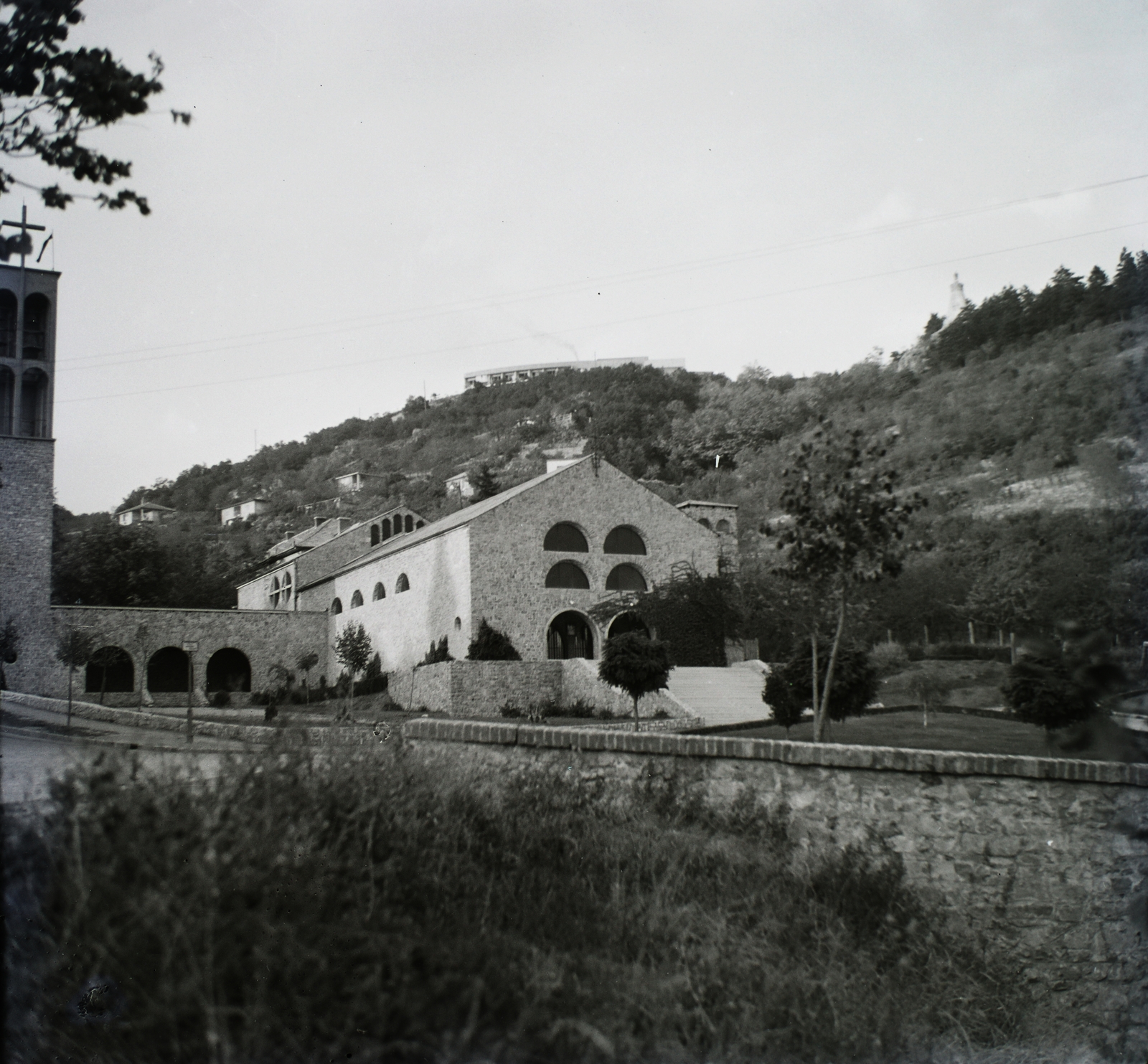 Magyarország, Pécs, pálos templom, fent balra a Kikelet szálló, jobbra a Francia emlékmű., 1943, Fortepan/Album014, Fortepan #128785