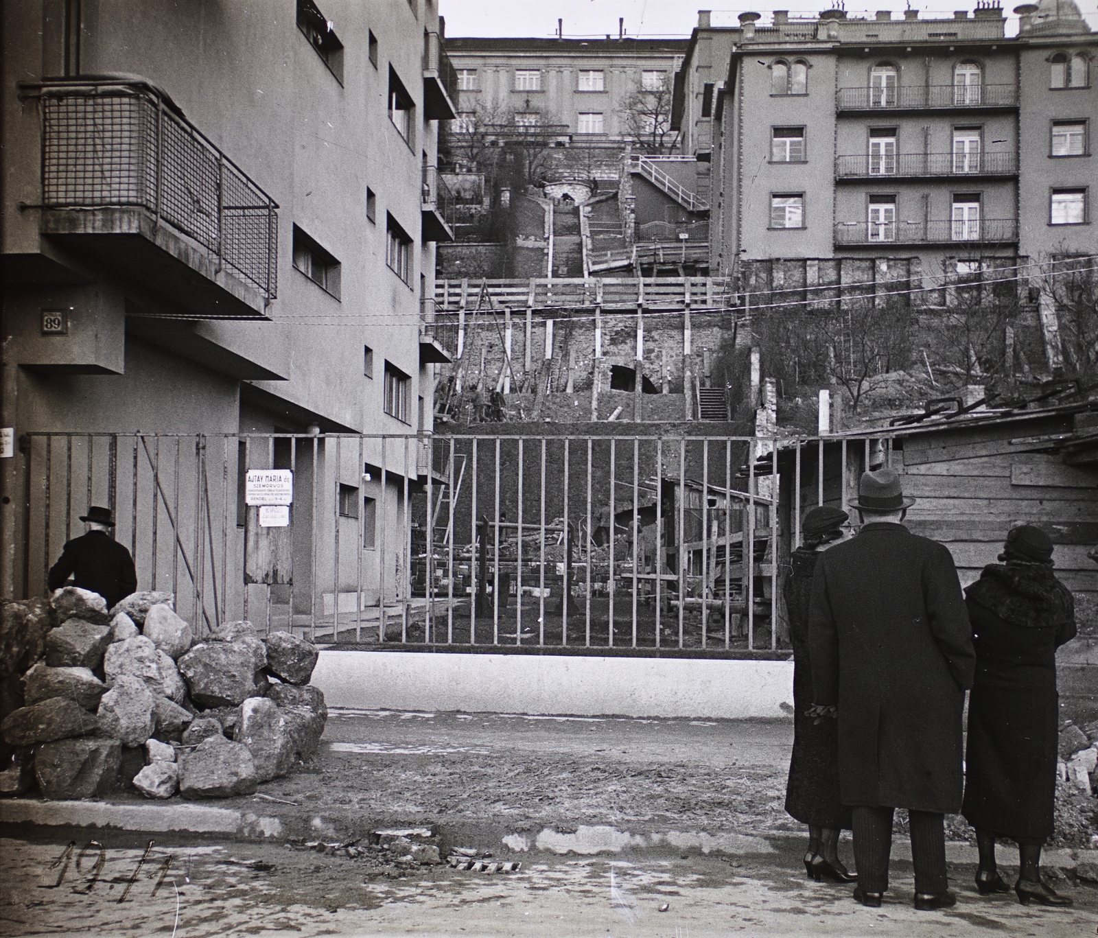 Hungary, Budapest I., Attila út 127. (ekkor Attila utca 89.) és a mellette lévő udvar. Szemben fent a Jávorka lépcső, felette a Hadtörténeti Múzeum látszik. A felvétel hegyoldal megcsúszása után a Logodi utcai támfal építésekor készült., 1936, Fortepan/Album015, construction, Budapest, Fortepan #128817