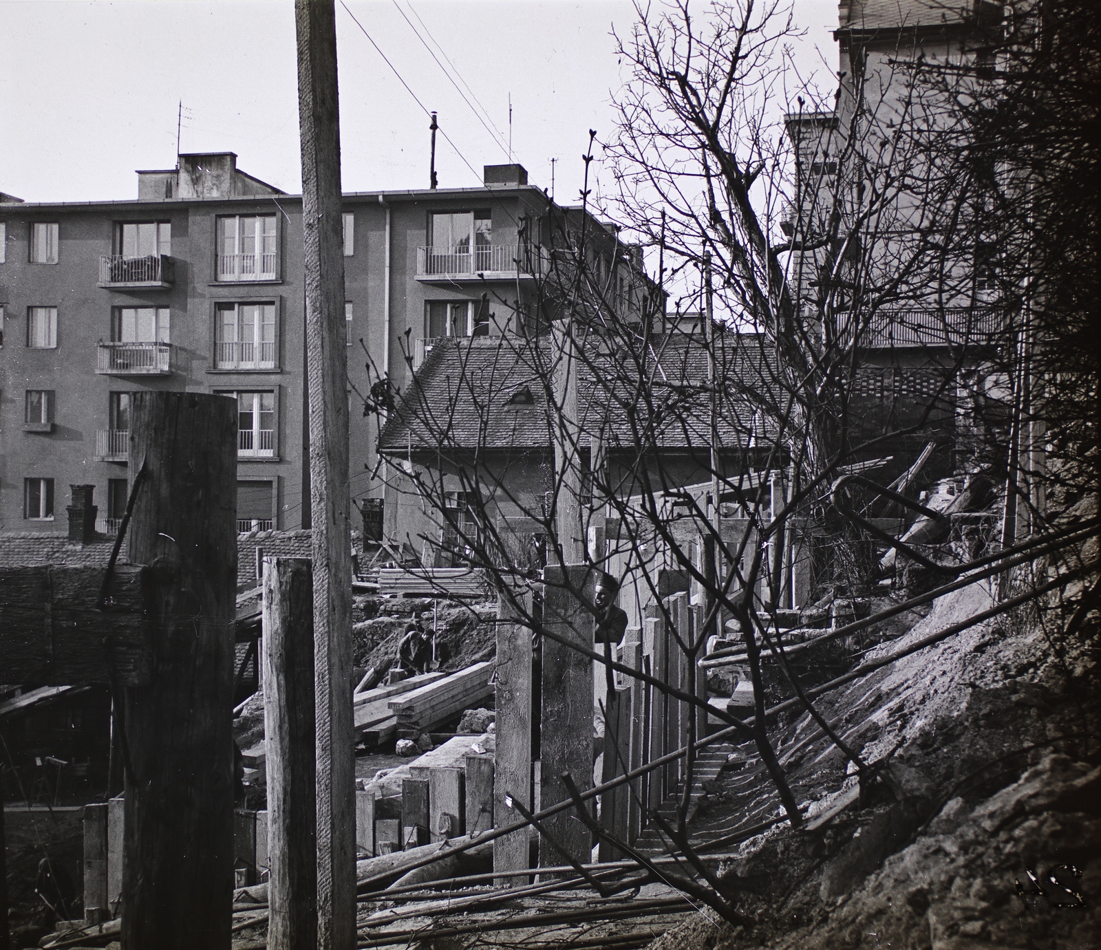 Magyarország, Budapest I., Logodi utcai támfal építése a hegyoldal megcsúszása után, balra az Attila út 133. (ekkor 95-99.), jobbra a Logodi utca 72. számú ház., 1936, Fortepan/Album015, Budapest, Fortepan #128821