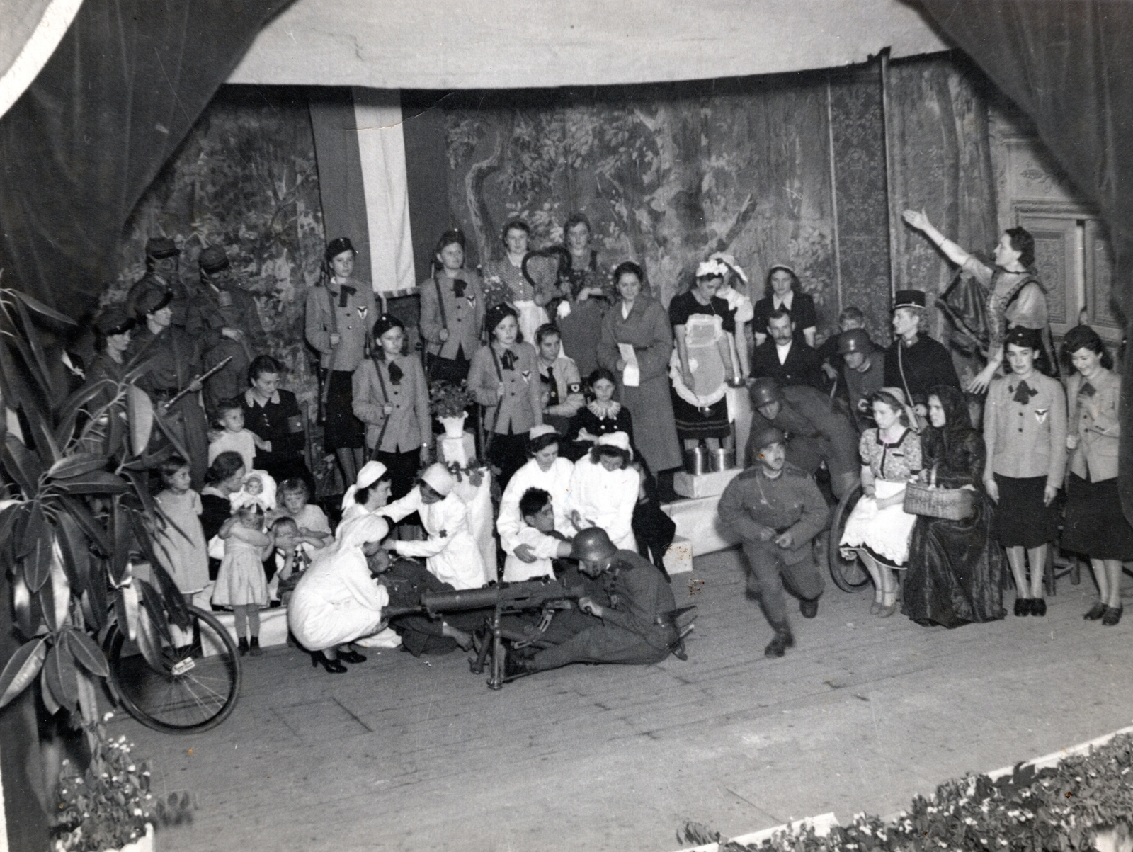 1935, Gali, kerékpár, színház, jelmez, gépfegyver, Schwarzlose-márka, Fortepan #128857