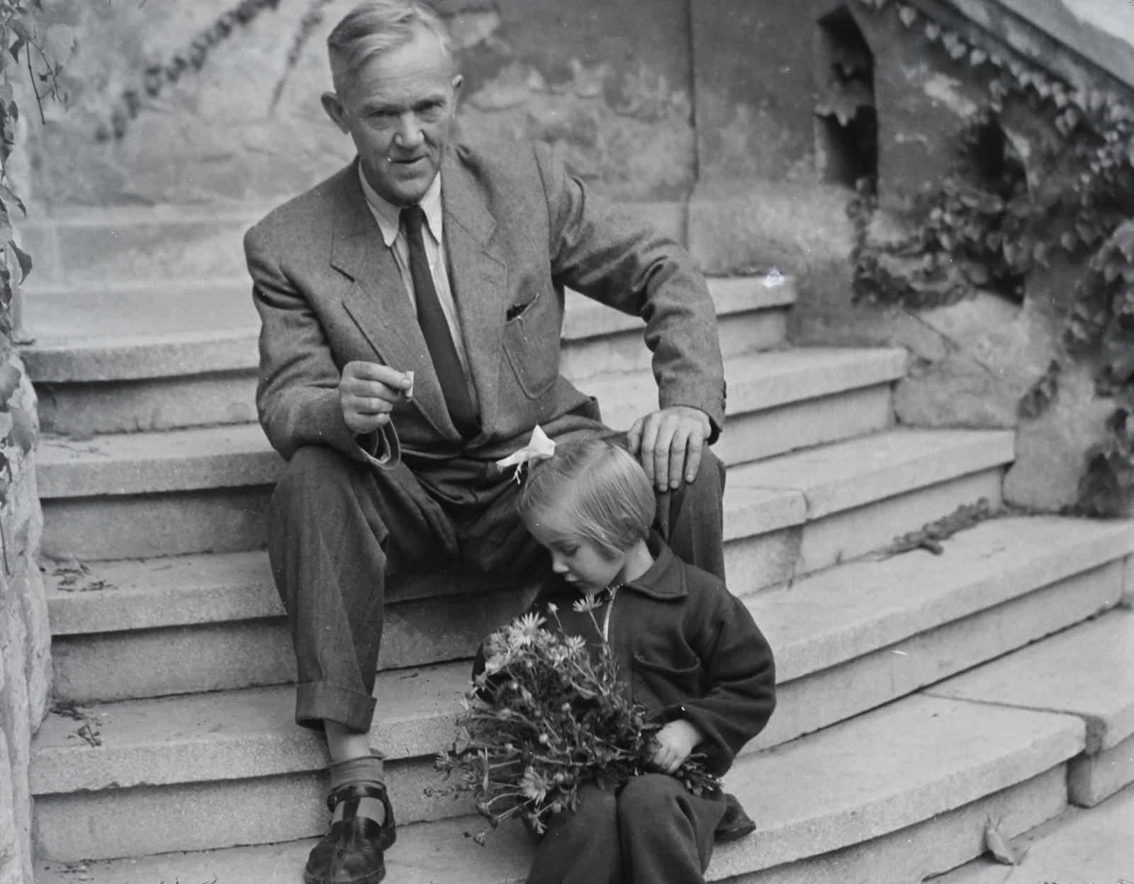 1949, Gali, sitting on stairs, girl, grandparent, cigarette, bouquet, Fortepan #128877