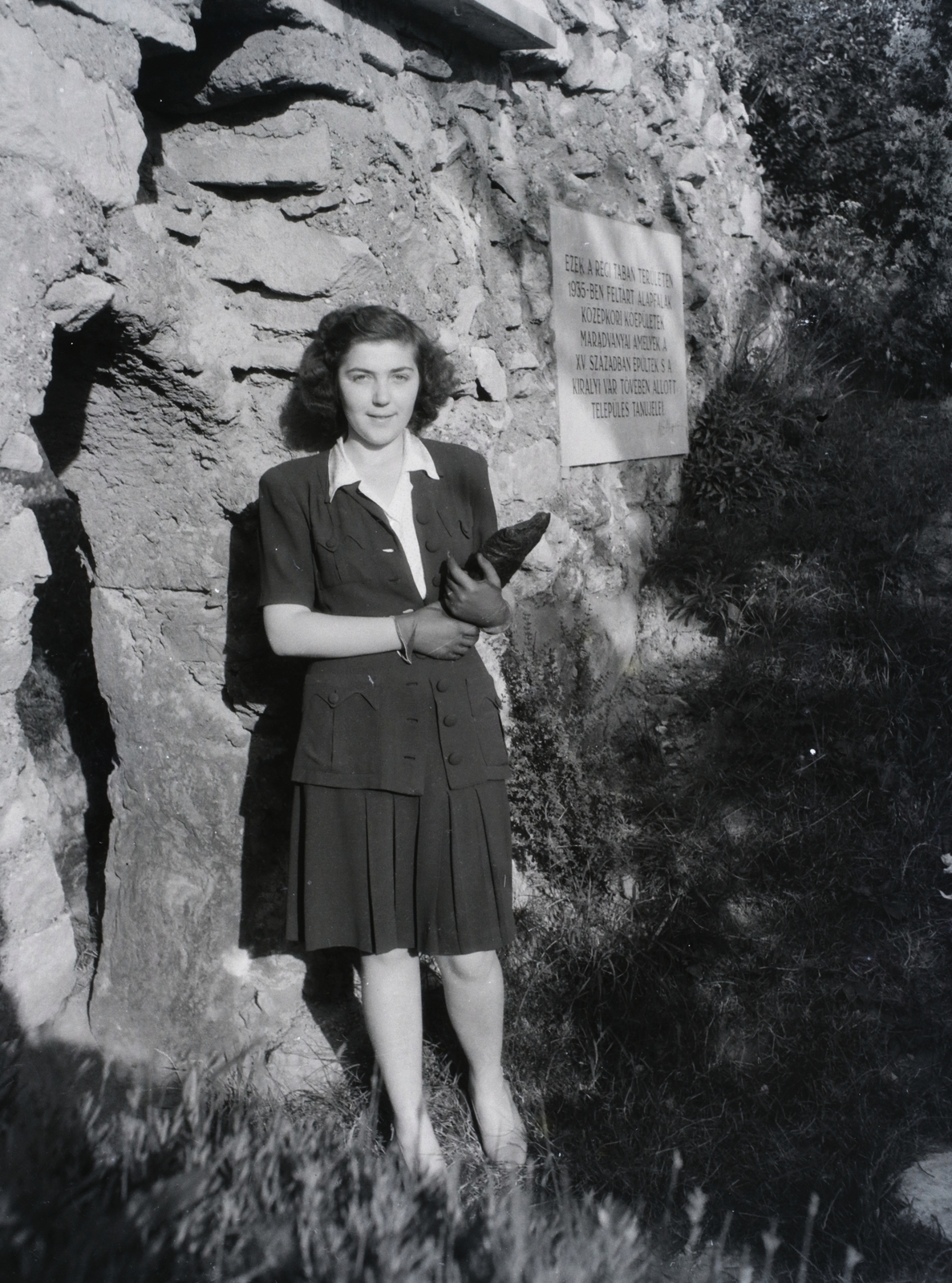 Hungary, Tabán, Budapest I., középkori falmaradványok a Szarvas (Szebeny Antal) tér - Attila út találkozásánál lévő parkban., 1941, Gali, memorial plaque, Budapest, Fortepan #128882