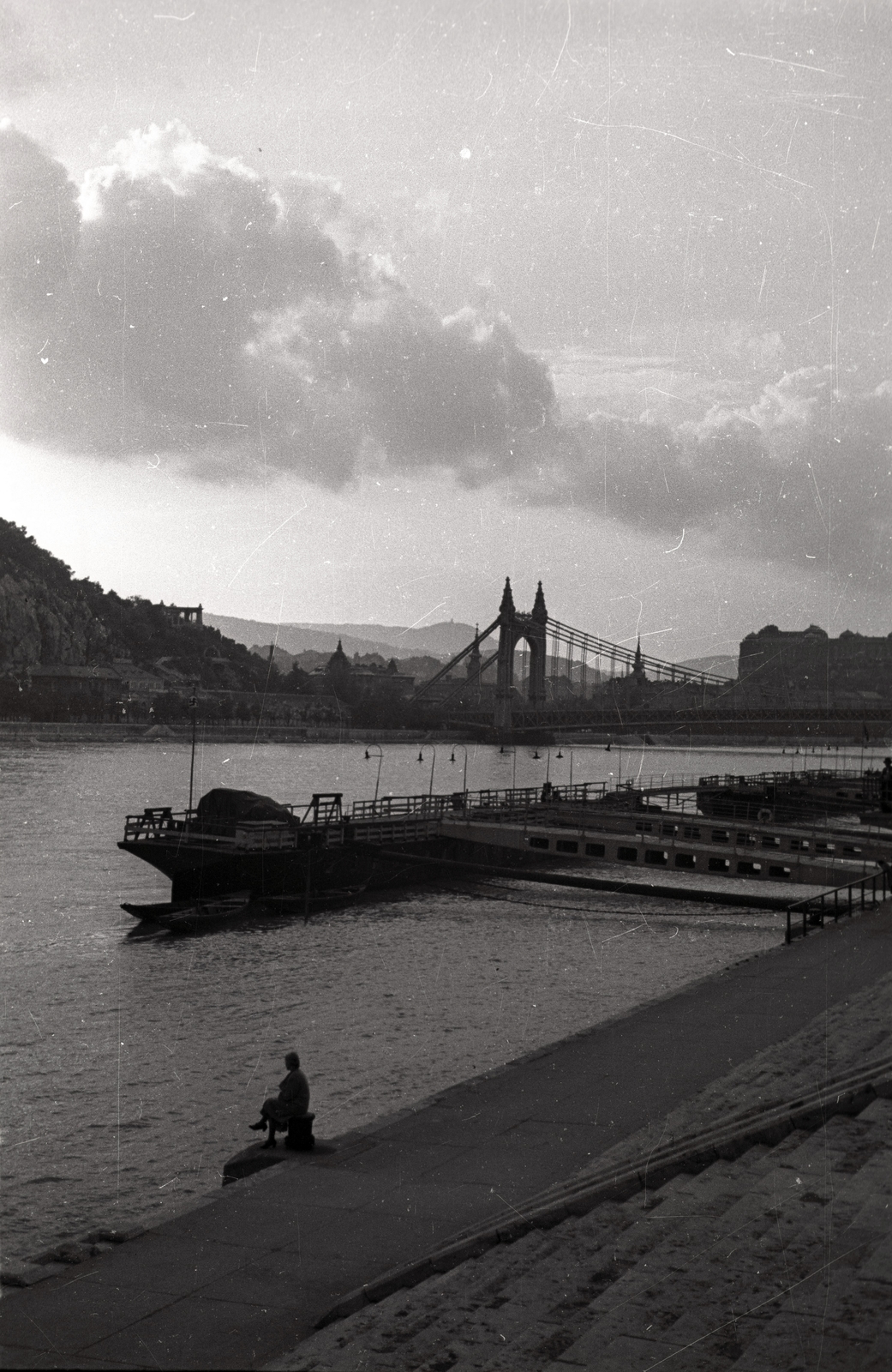 Hungary, Budapest V., Belgrád (Ferenc József) rakpart, nemzetközi hajóállomás. Látkép az Erzsébet híd felé., 1940, Gali, Budapest, Fortepan #128901