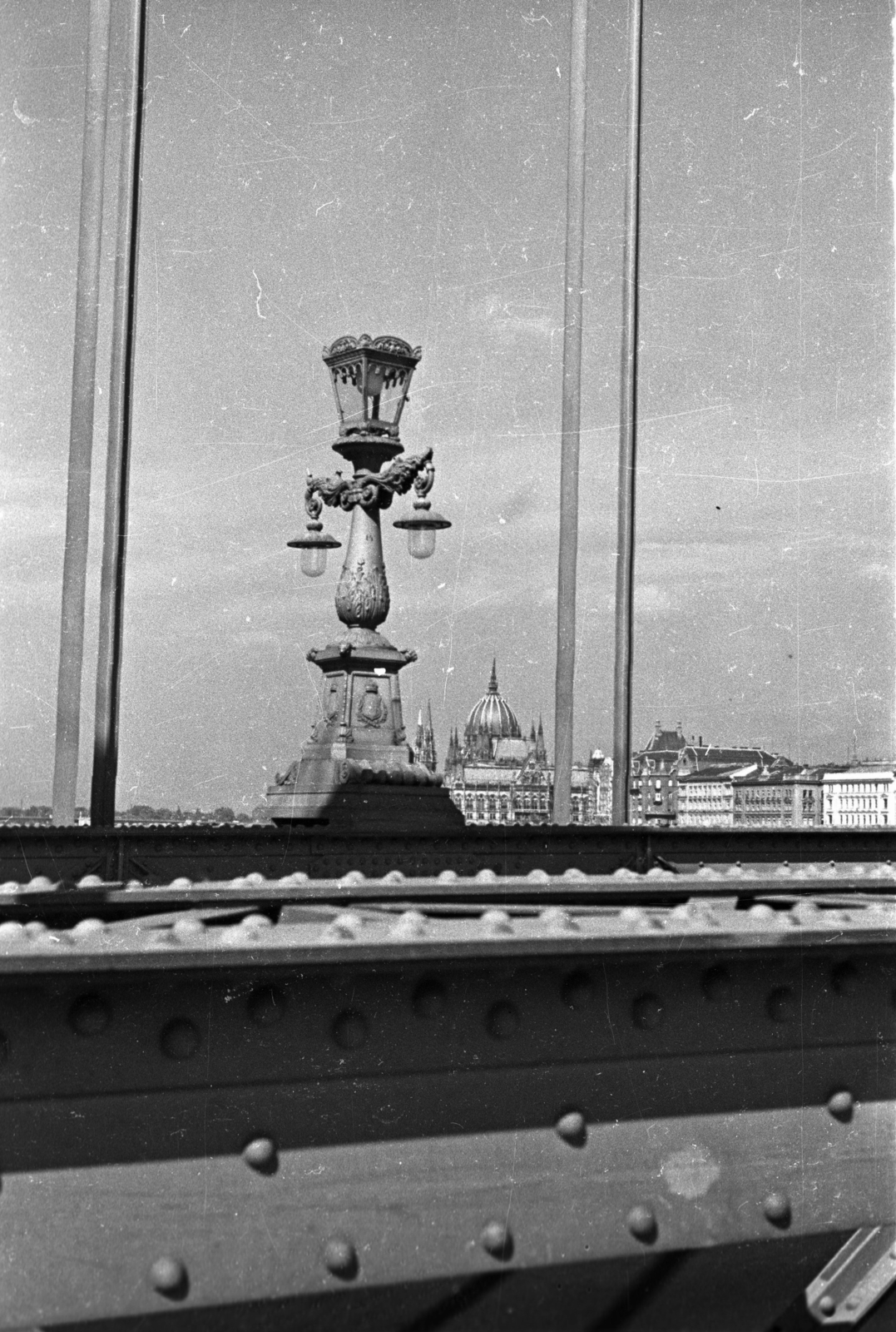 Magyarország, Budapest V., Széchenyi Lánchíd a Parlament felé nézve., 1940, Gali, kandeláber, Budapest, Fortepan #128905