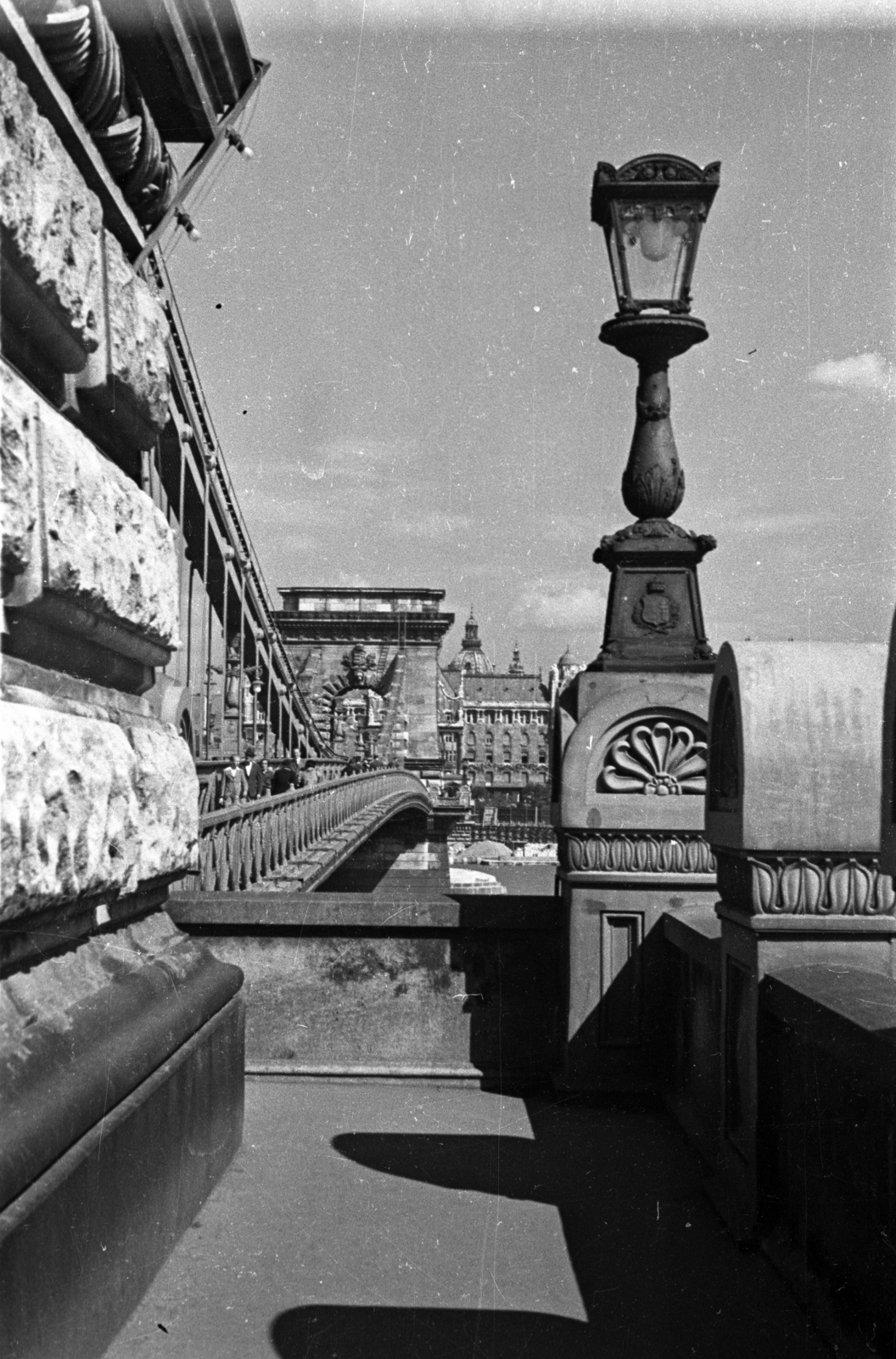 Magyarország, Budapest V., Széchenyi Lánchíd a Széchenyi István (Ferenc József) tér felé nézve. Szemben a Gresham-palota., 1940, Gali, kandeláber, árnyék, Budapest, Fortepan #128906