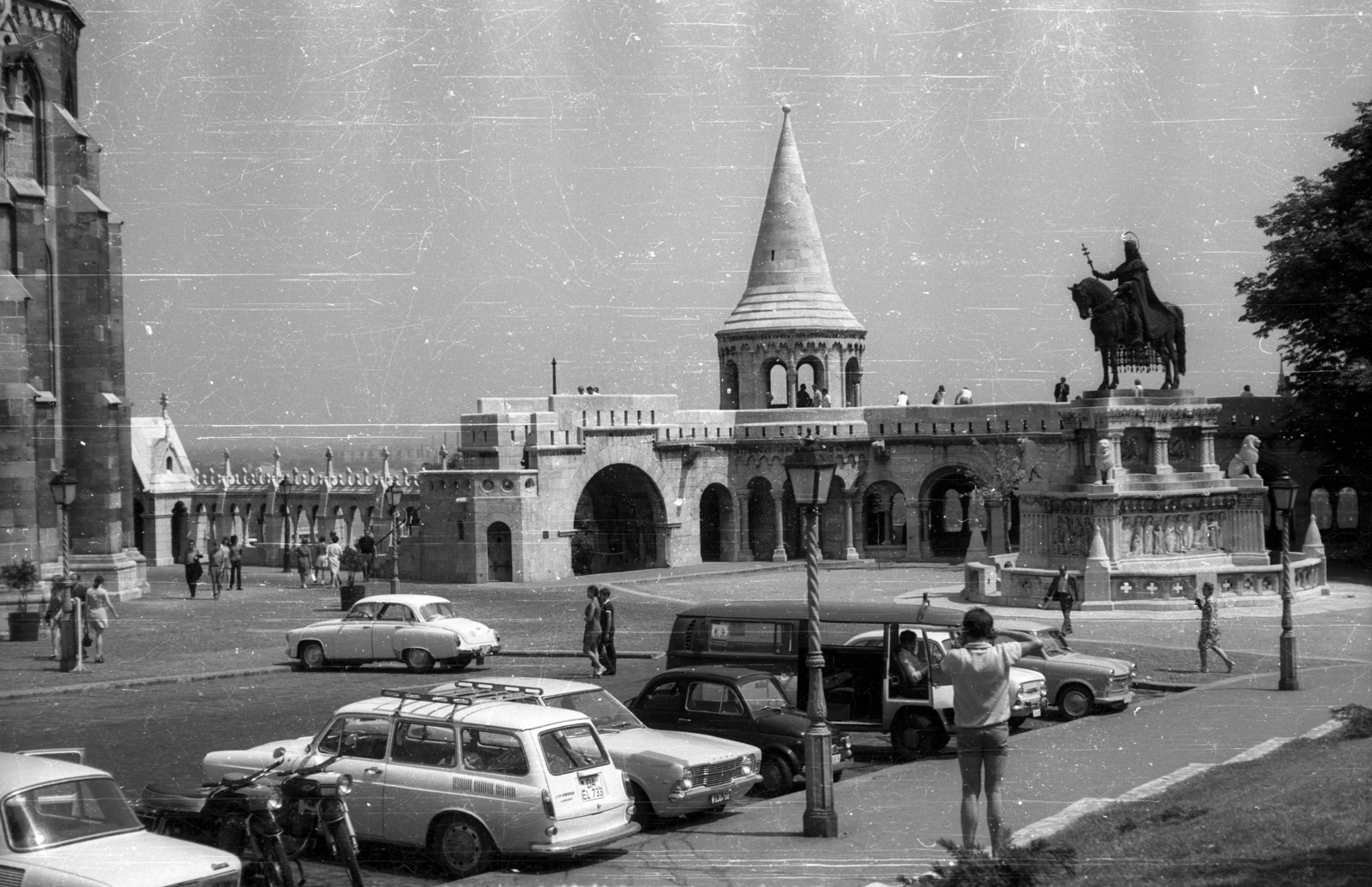 Magyarország, budai Vár, Budapest I., Szentháromság tér a Tárnok utcától a Halászbástya felé nézve. Balra a Mátyás-templom, jobbra Szent István szobra., 1972, Gali, Volkswagen-márka, Ford-márka, Volkswagen Typ3, Fiat 850, Fiat 500, Volkswagen Typ2, Budapest, Volkswagen Transporter 2, Fortepan #128908