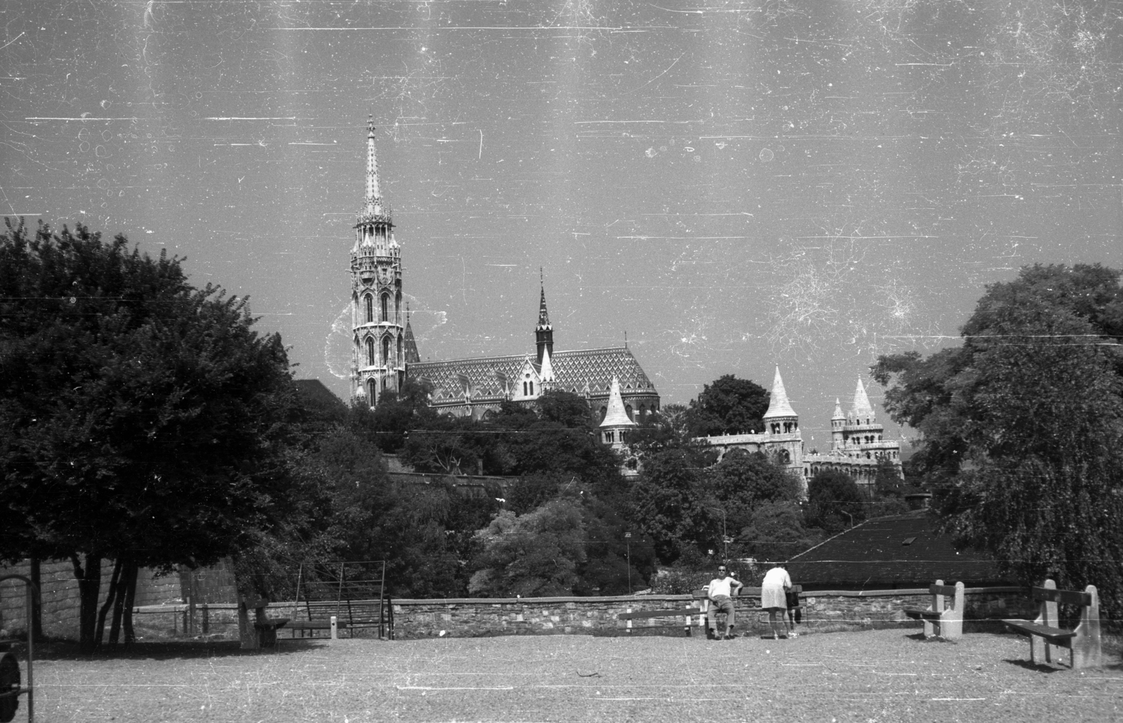 Hungary, Budapest I., játszótér a Hunyadi János út alatt, a Király lépcső felső végénél. Háttérben a Mátyás-templom és a Halászbástya., 1972, Gali, Budapest, Fortepan #128909