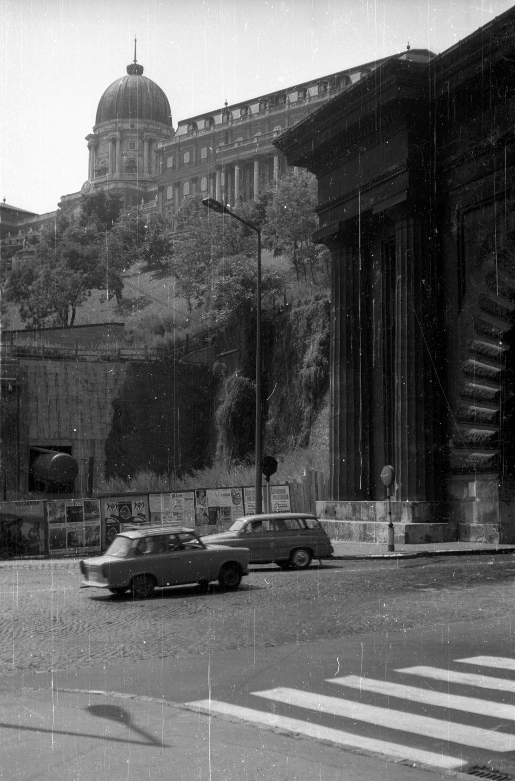 Hungary, Budapest I., Clark Ádám tér az Alagút előtt, fenn a Budavári Palota (korábban Királyi Palota)., 1972, Gali, Trabant-brand, Budapest, Fortepan #128913