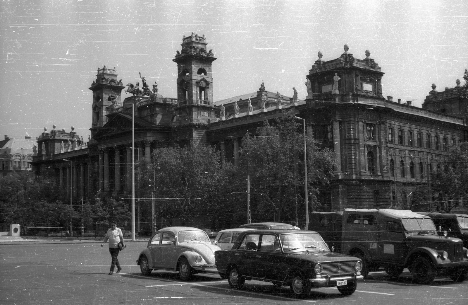 Hungary, Budapest V., Kossuth Lajos tér, Igazságügyi Palota (ekkor Néprajzi Múzeum és az MSZMP Párttörténeti Intézete)., 1972, Gali, Lada-brand, Volkswagen Beetle, Budapest, Fortepan #128921
