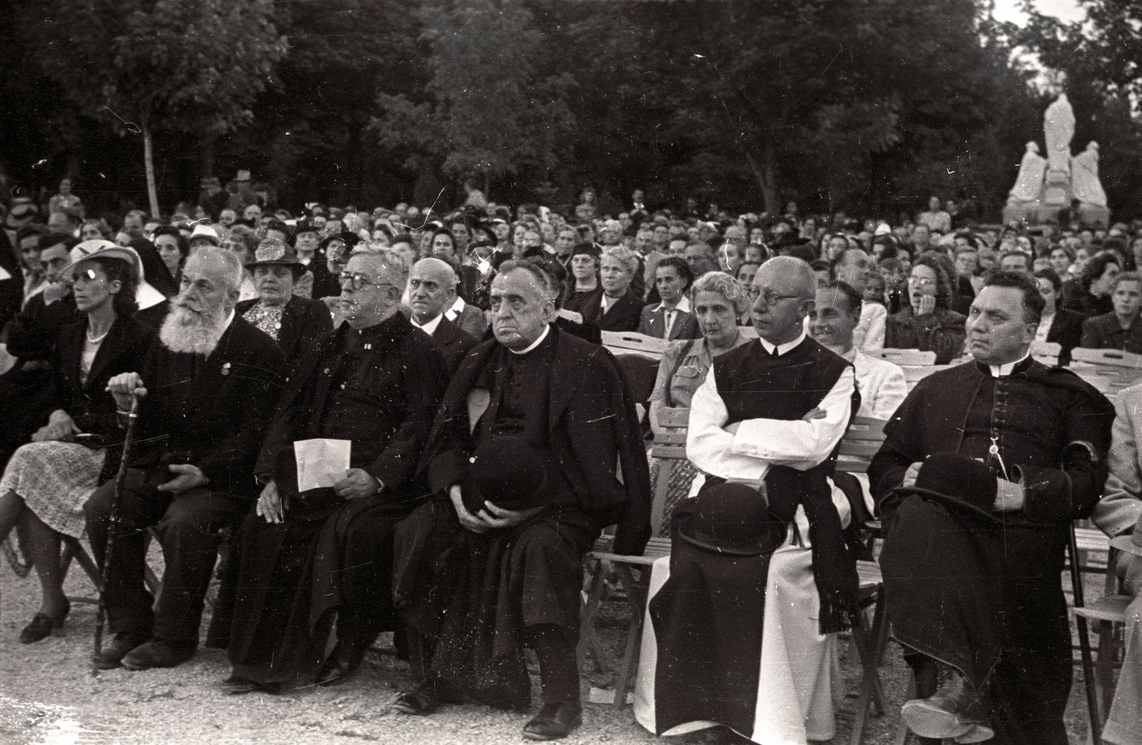 Hungary, Budapest II., Máriaremete, ünnepi szertartás a Kisboldogasszony-templom kertjében. Háttérben a Szent István kút., 1938, Gali, priest, cassock, votary, Budapest, Cistercian Order, Fortepan #128927