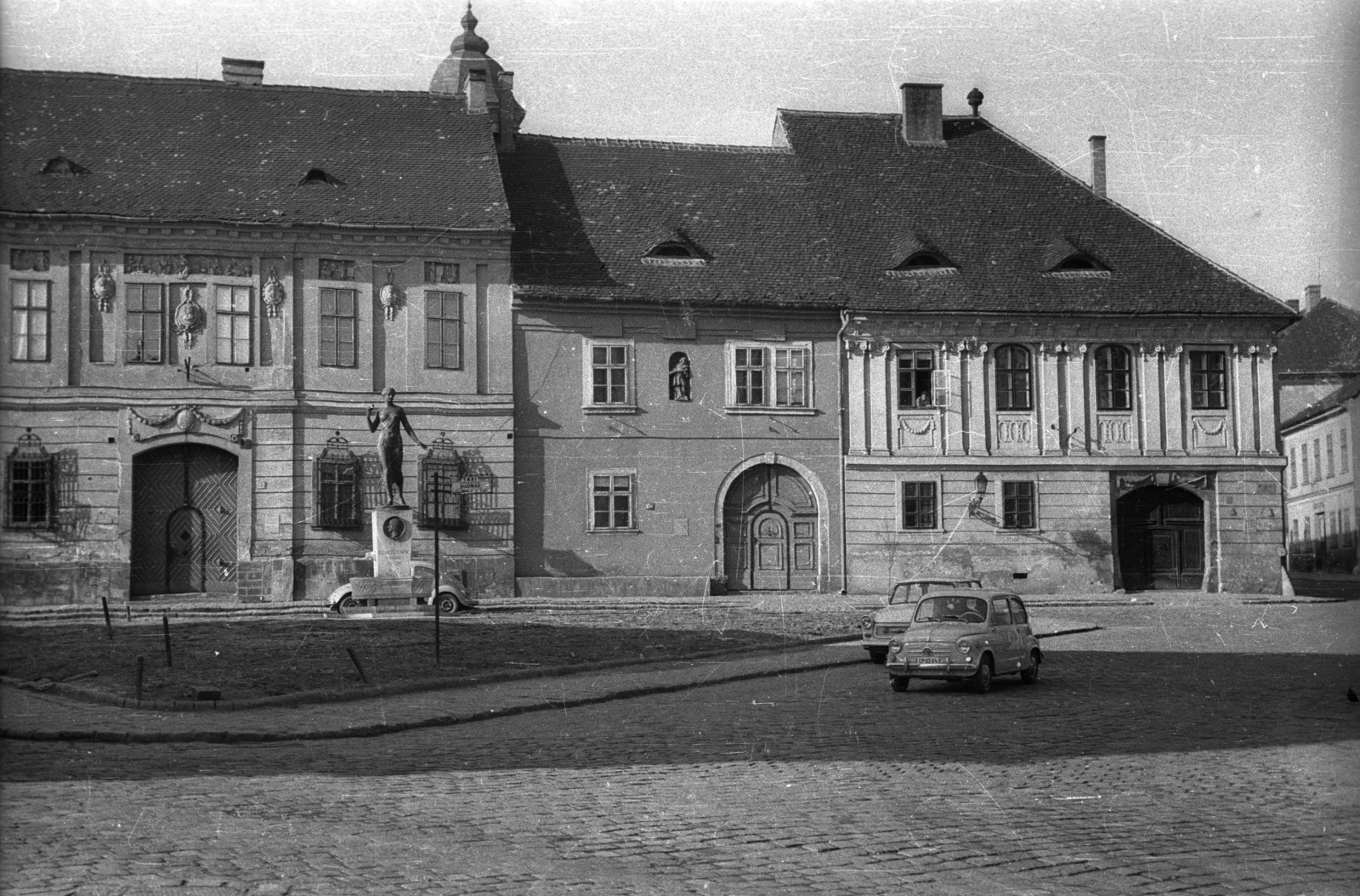 Magyarország, budai Vár, Budapest I., Bécsi kapu tér, balra a Kazinczy-emlékkút, jobbra a Nándor (Petermann bíró) utca., 1967, Gali, Fiat 500 Topolino, Budapest, Fortepan #128936