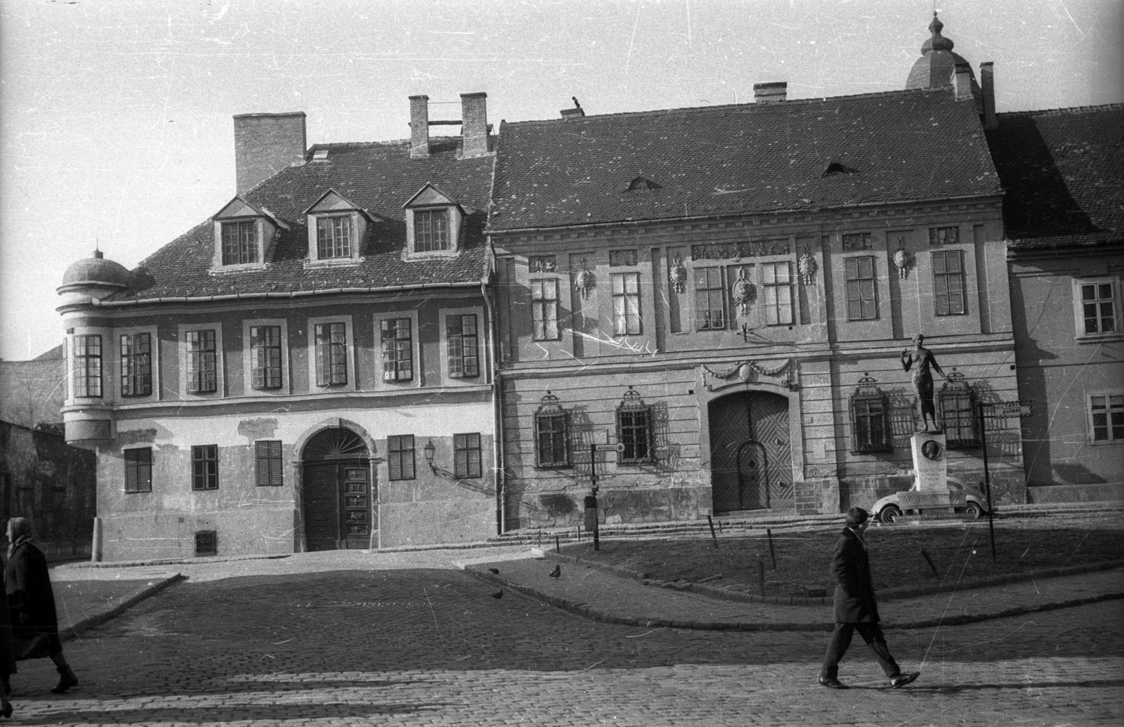 Hungary, Budapest I., Bécsi kapu tér, balra a Kard utca, jobbra a Kazinczy-emlékkút., 1967, Gali, Budapest, Fortepan #128937