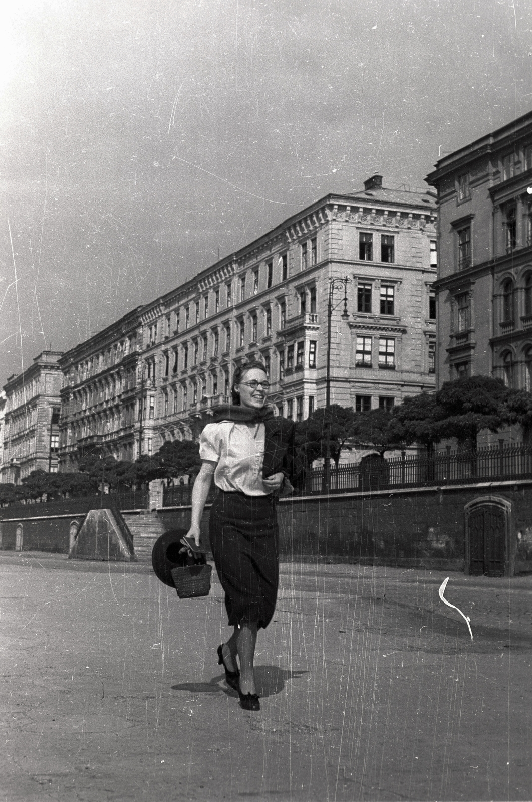 Hungary, Budapest V., pesti alsó rakpart, jobbra fenn az Arany János utca torkolata a Széchenyi (Rudolf) rakpartnál., 1939, Gali, fashion, Budapest, Fortepan #128953