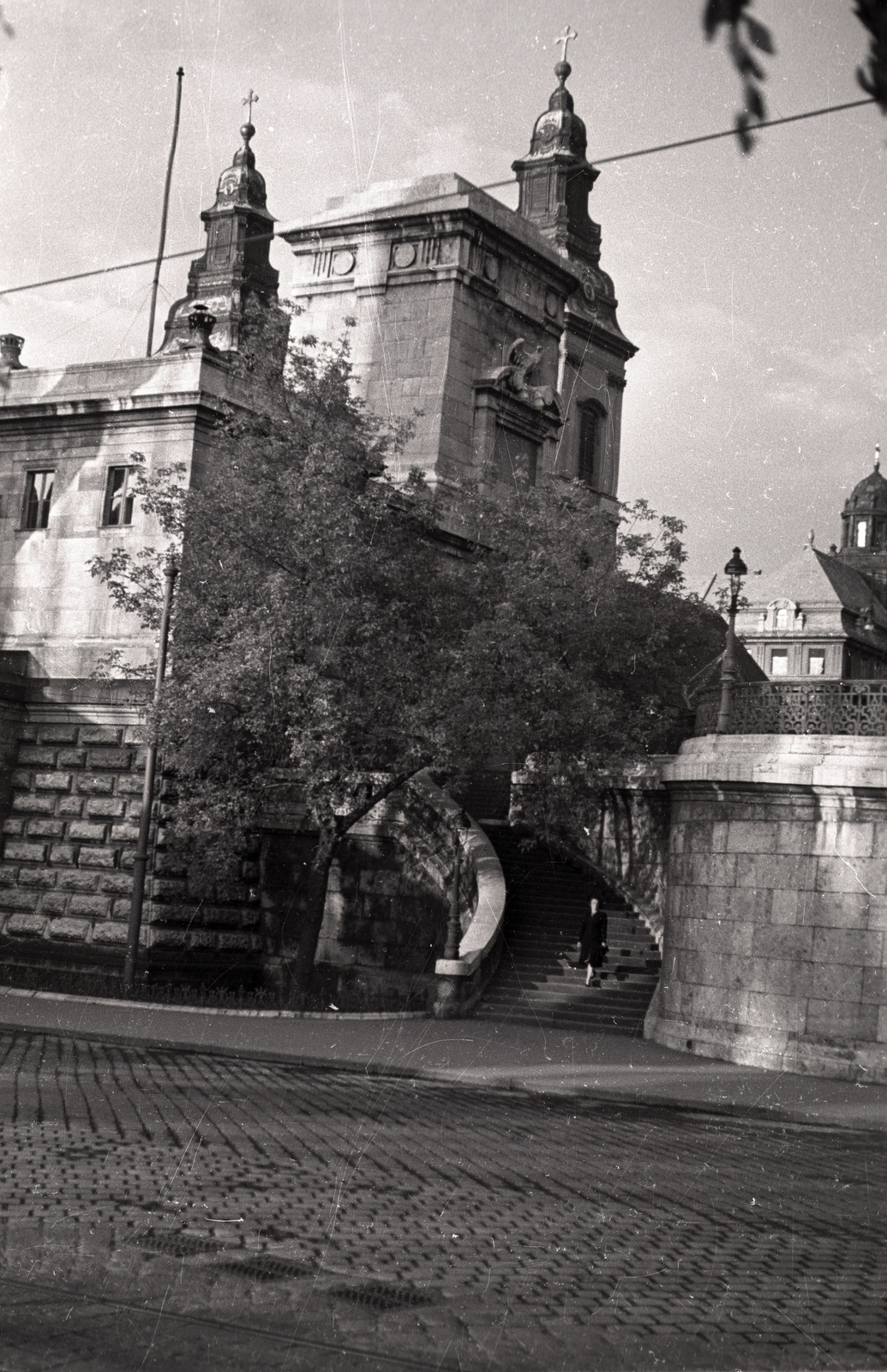 Hungary, Budapest V., lépcső az Erzsébet híd pesti hídfőjének déli oldalán, háttérben a Belvárosi templom és a Piarista tömb., 1939, Gali, Budapest, Fortepan #128954