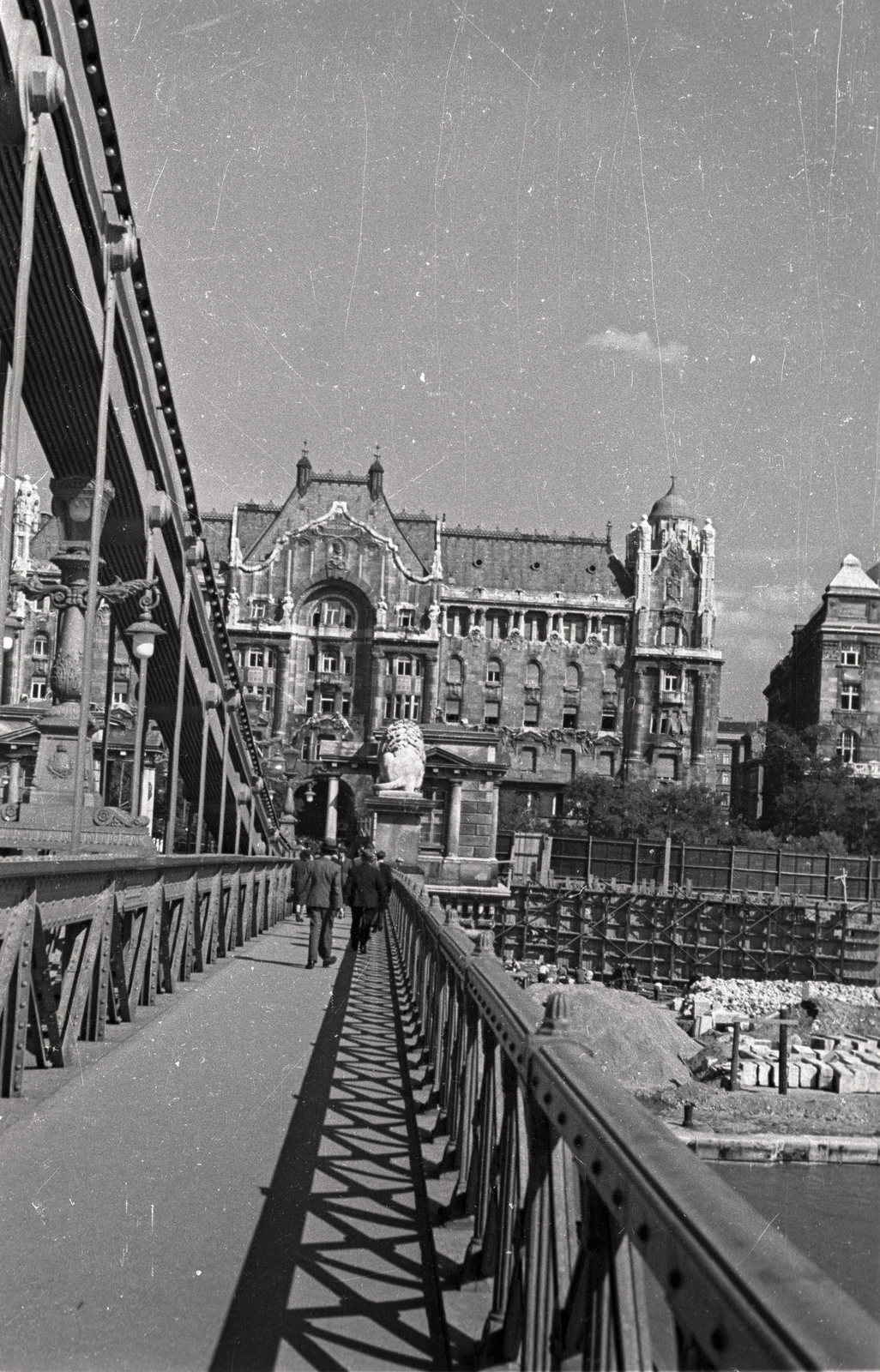 Magyarország, Budapest V., a Széchenyi Lánchíd pesti hídfője a villamos aluljáró építésekor. Szemben a Gresham-palota., 1939, Gali, építkezés, árnyék, Budapest, Fortepan #128957