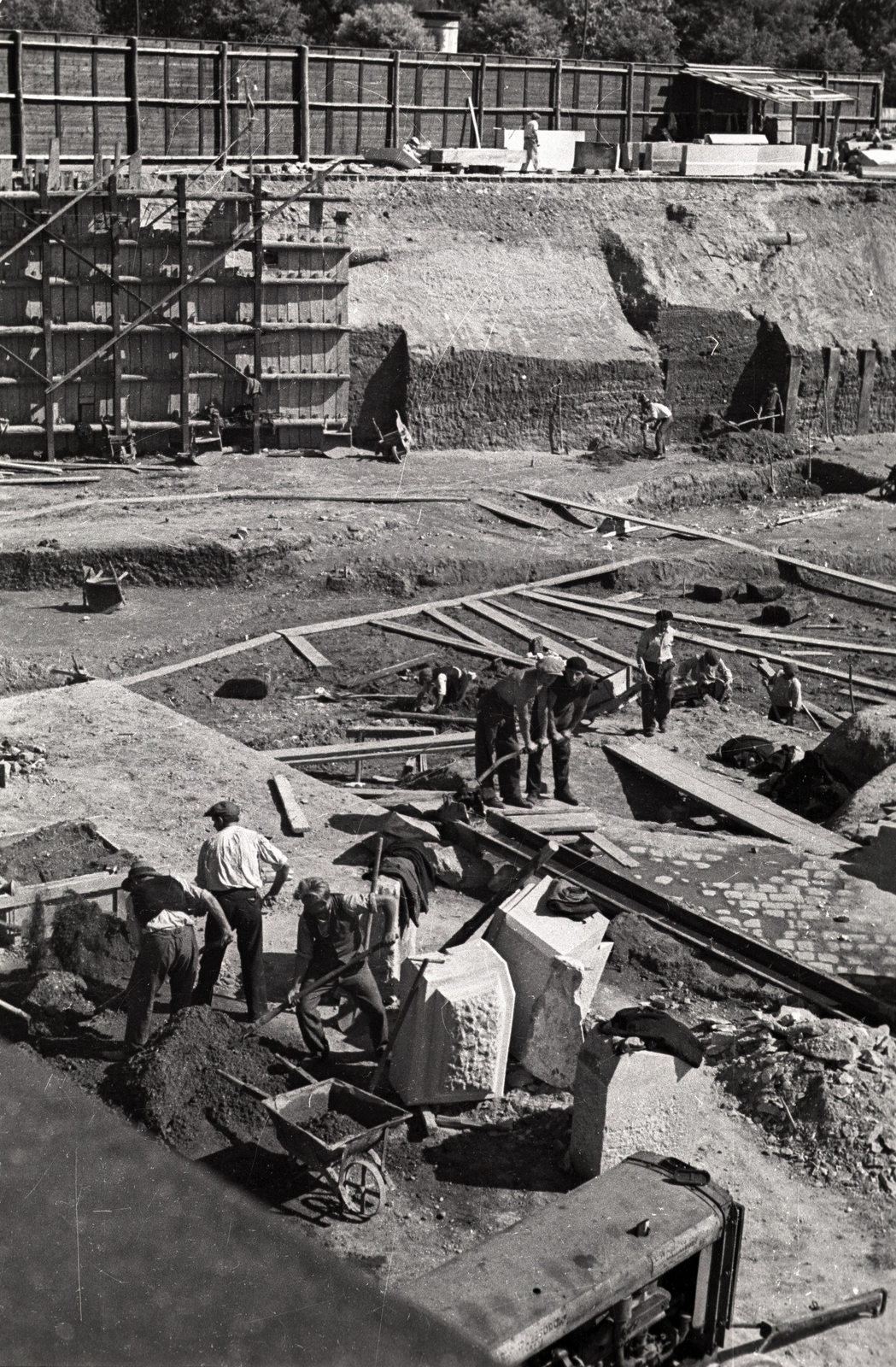 Hungary, Budapest V., a Széchenyi Lánchíd pesti hídfője a villamos aluljáró építésekor., 1939, Gali, construction, compressor, wheelbarrow, buttress, Budapest, Fortepan #128958